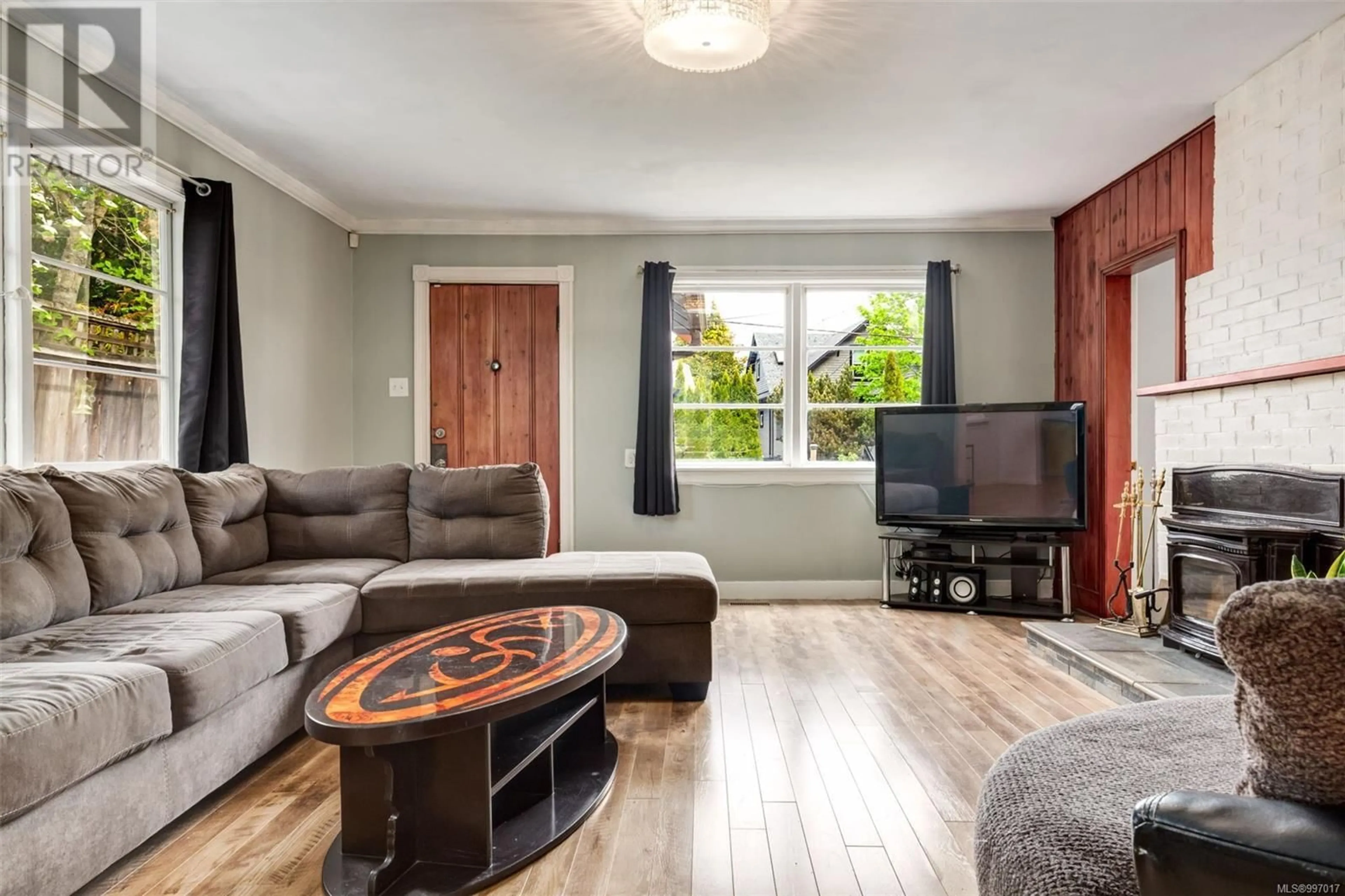 Living room with furniture, wood/laminate floor for 119 PINE STREET, Nanaimo British Columbia V9R2B4