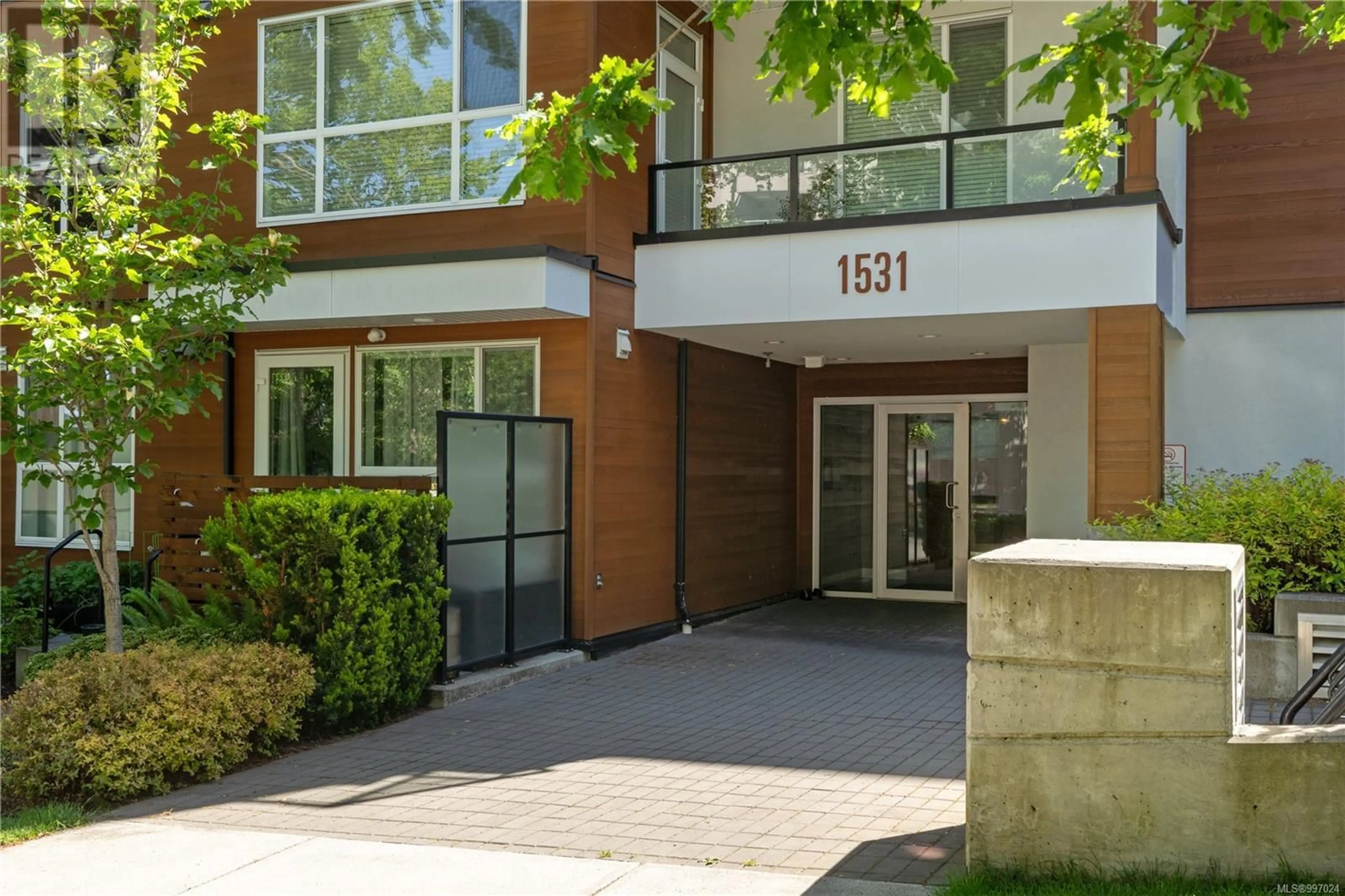 Indoor foyer for 301 - 1531 ELFORD STREET, Victoria British Columbia V8R3X9