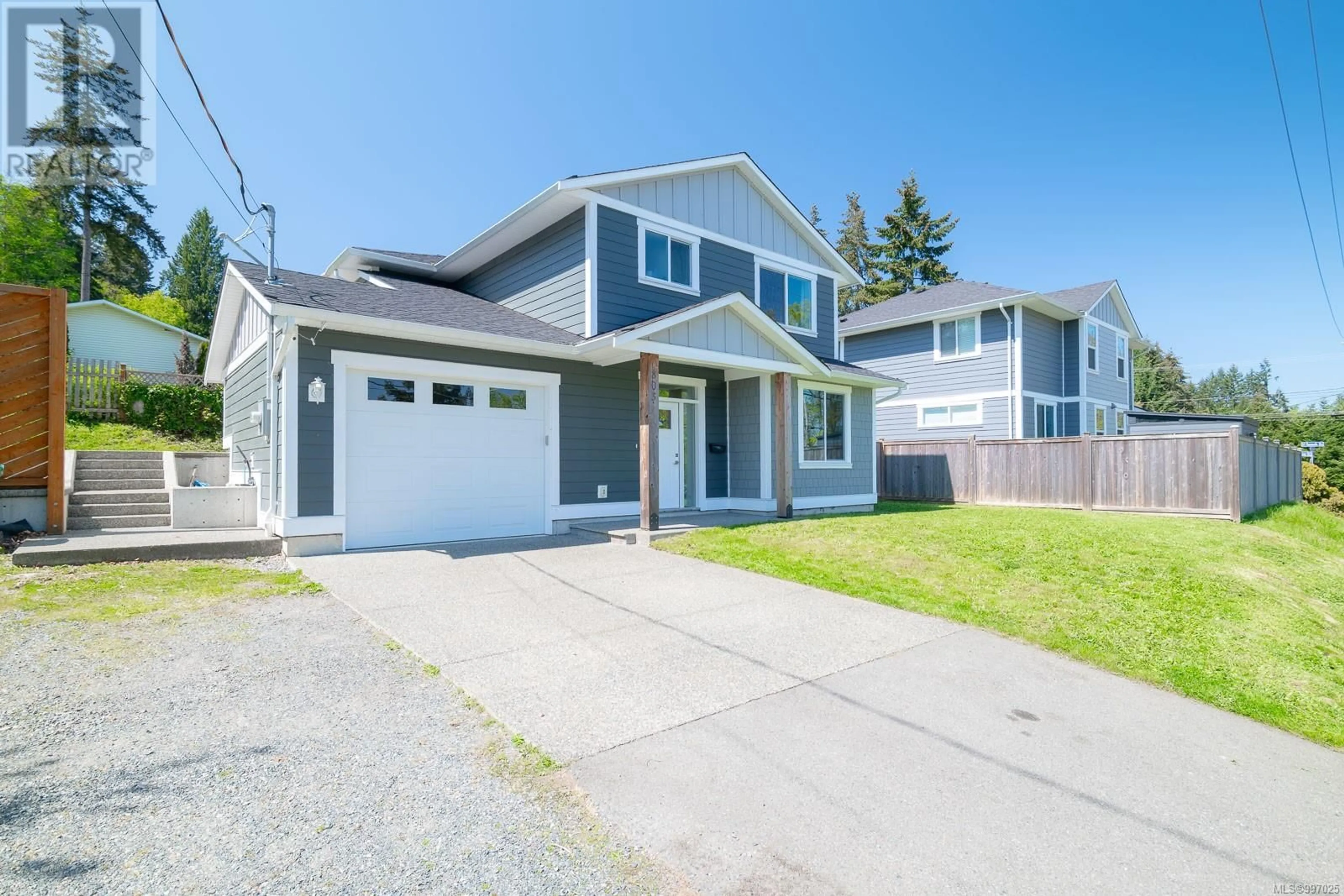 Home with vinyl exterior material, street for 803 HOWARD AVENUE, Nanaimo British Columbia V9R3T3