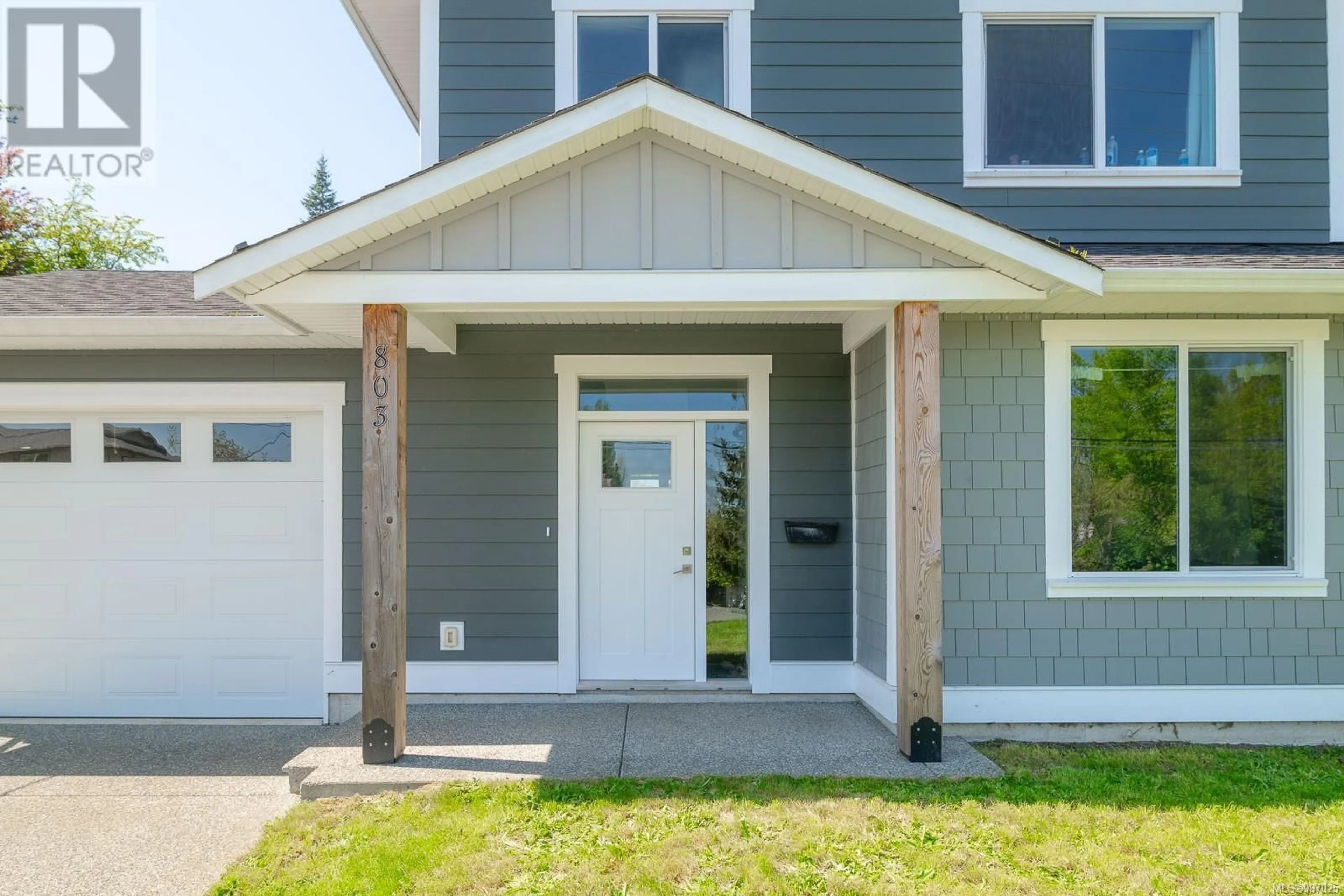 Home with vinyl exterior material, street for 803 HOWARD AVENUE, Nanaimo British Columbia V9R3T3