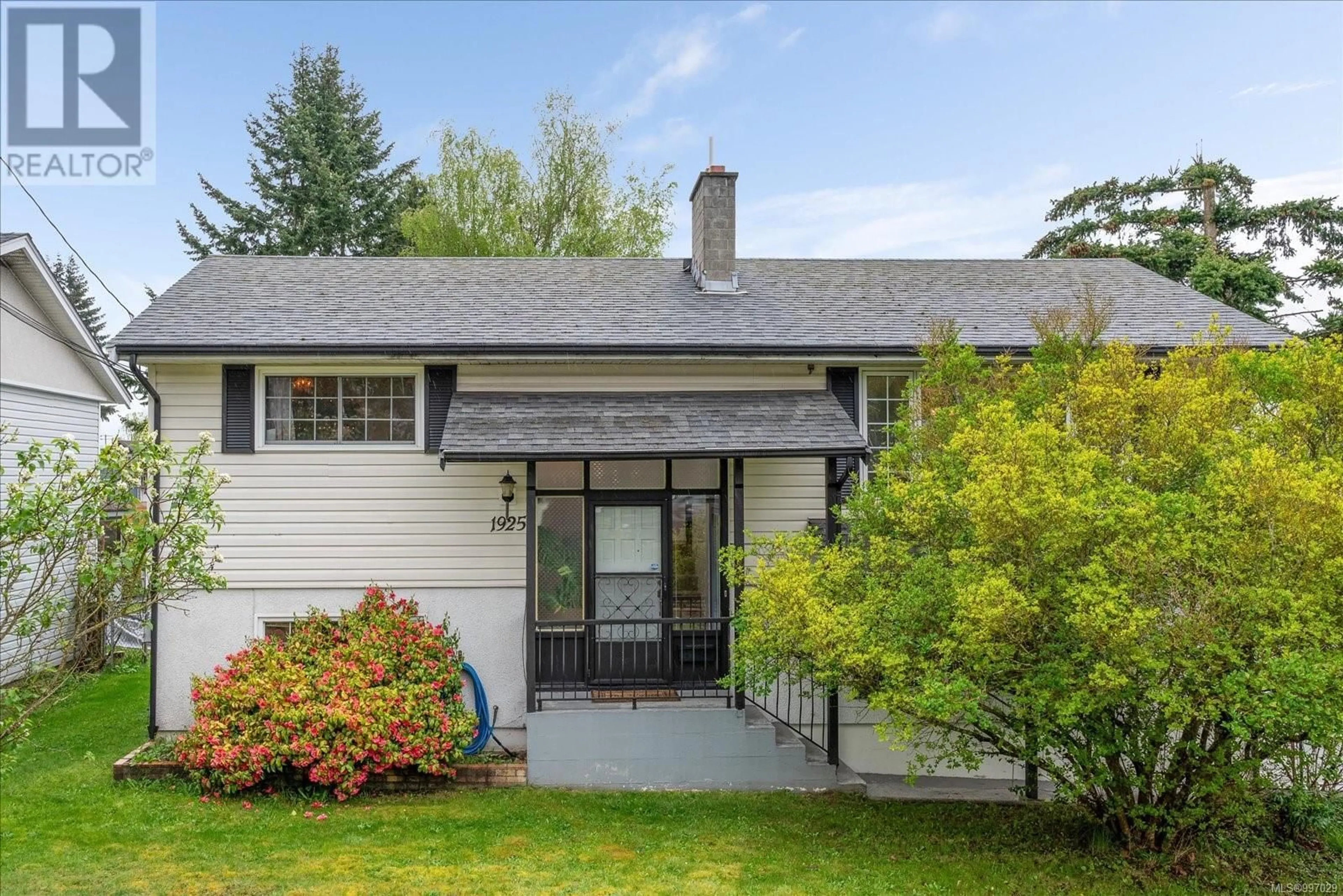 Home with vinyl exterior material, street for 1925 MEREDITH ROAD, Nanaimo British Columbia V9S2M9
