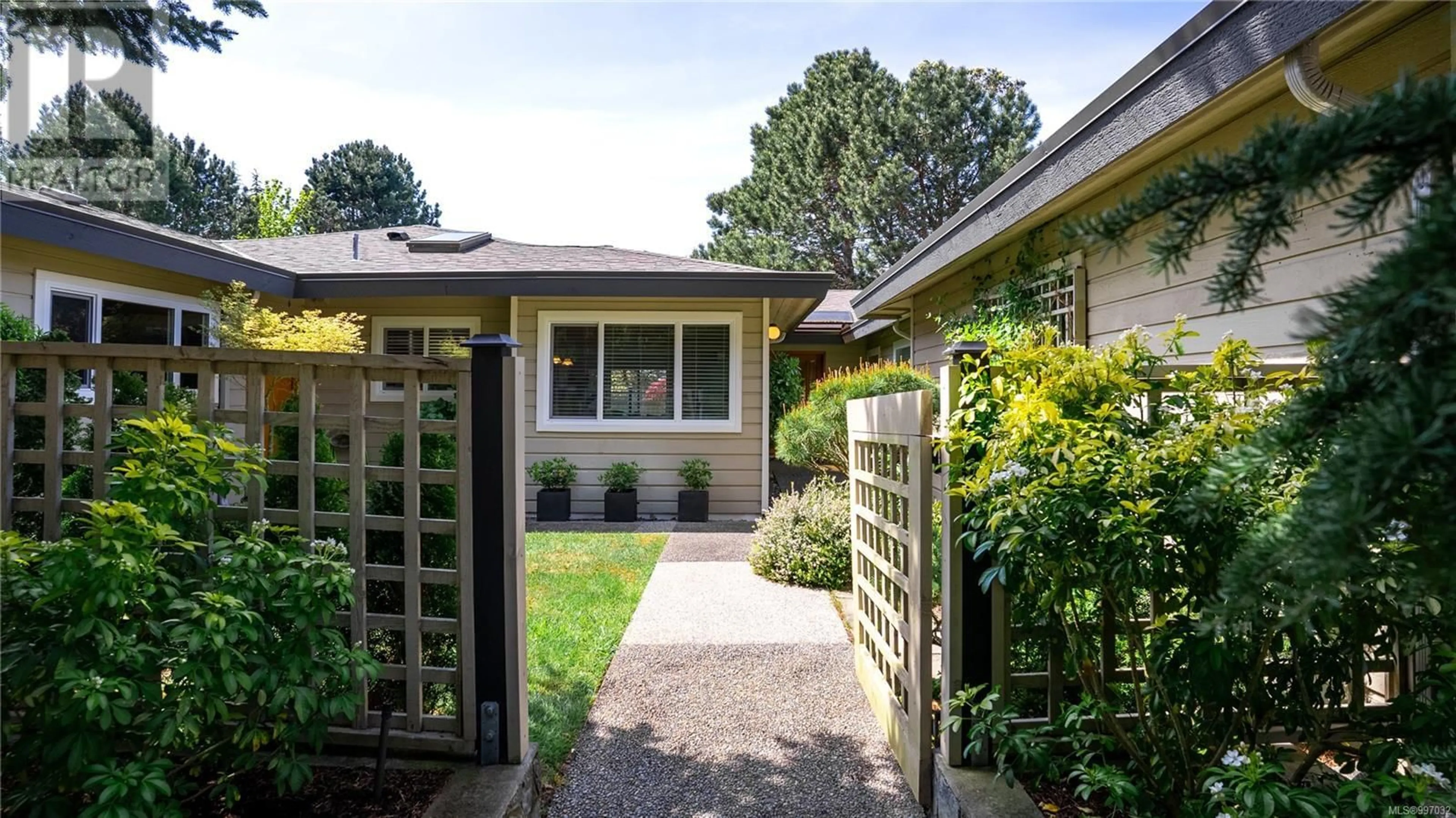 Unknown for 917 - 2829 ARBUTUS ROAD, Saanich British Columbia V8N5X5