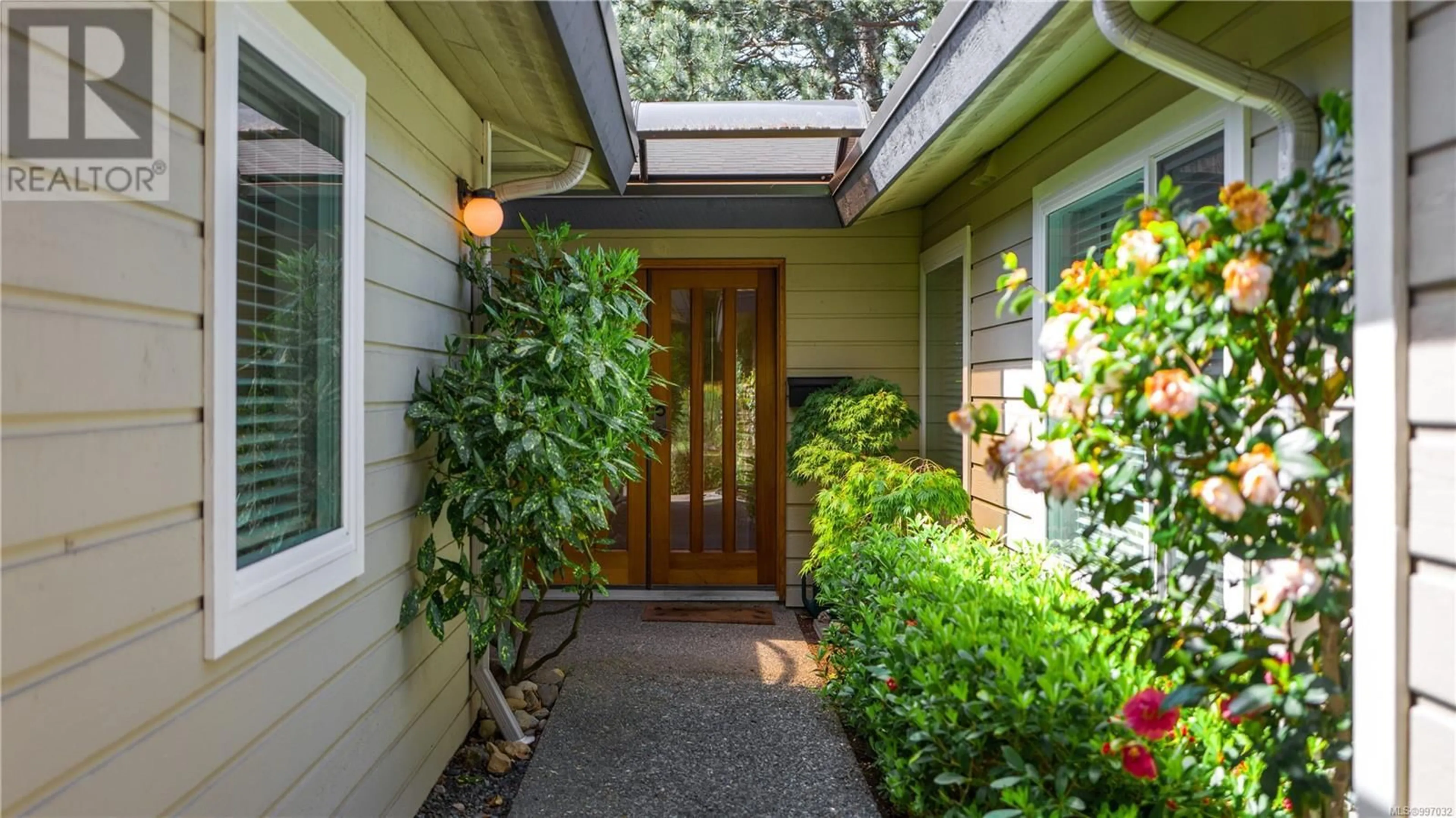 Indoor entryway for 917 - 2829 ARBUTUS ROAD, Saanich British Columbia V8N5X5