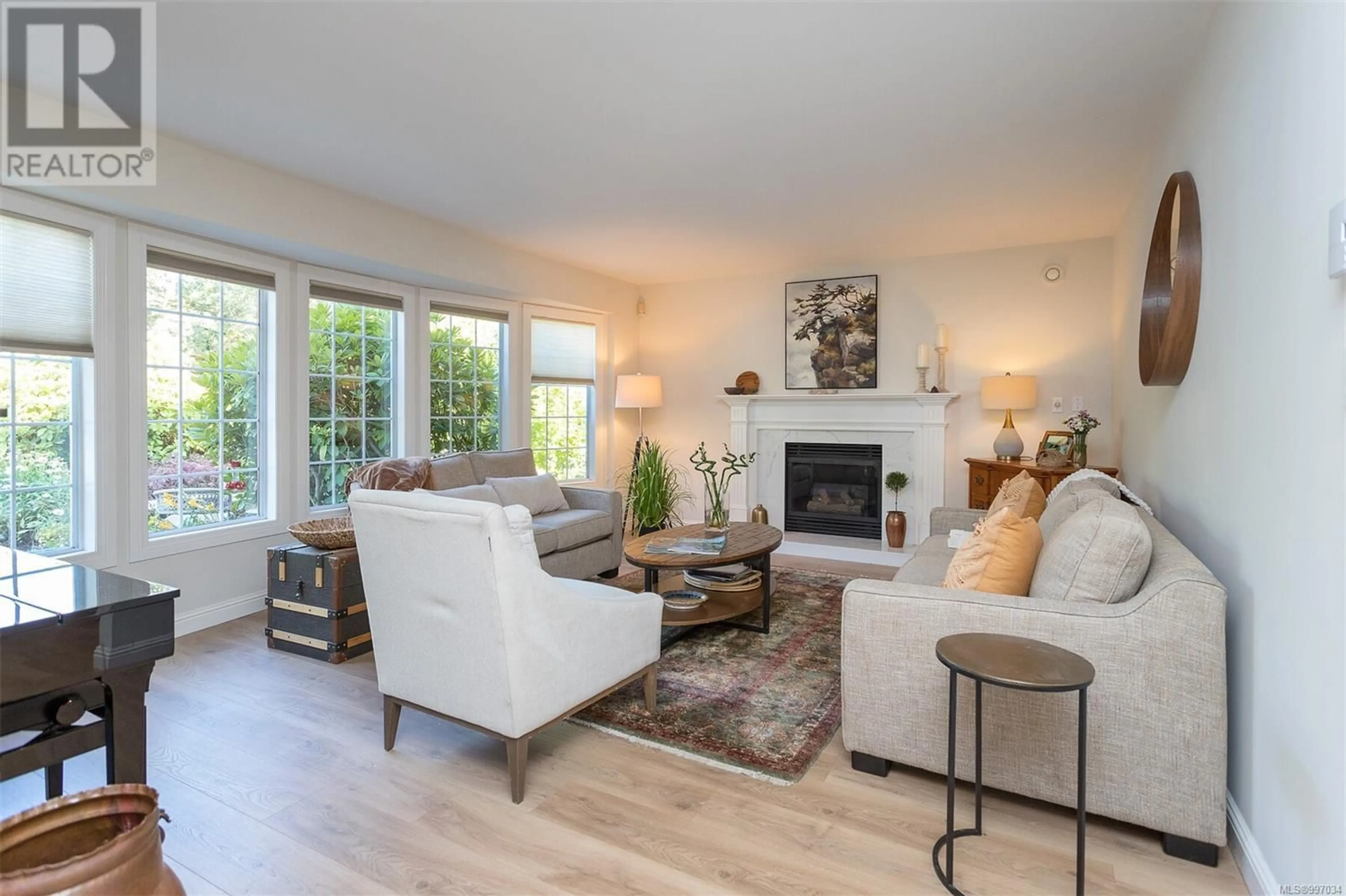 Living room with furniture, wood/laminate floor for 1251 ROSLYN ROAD, Oak Bay British Columbia V8S4R7