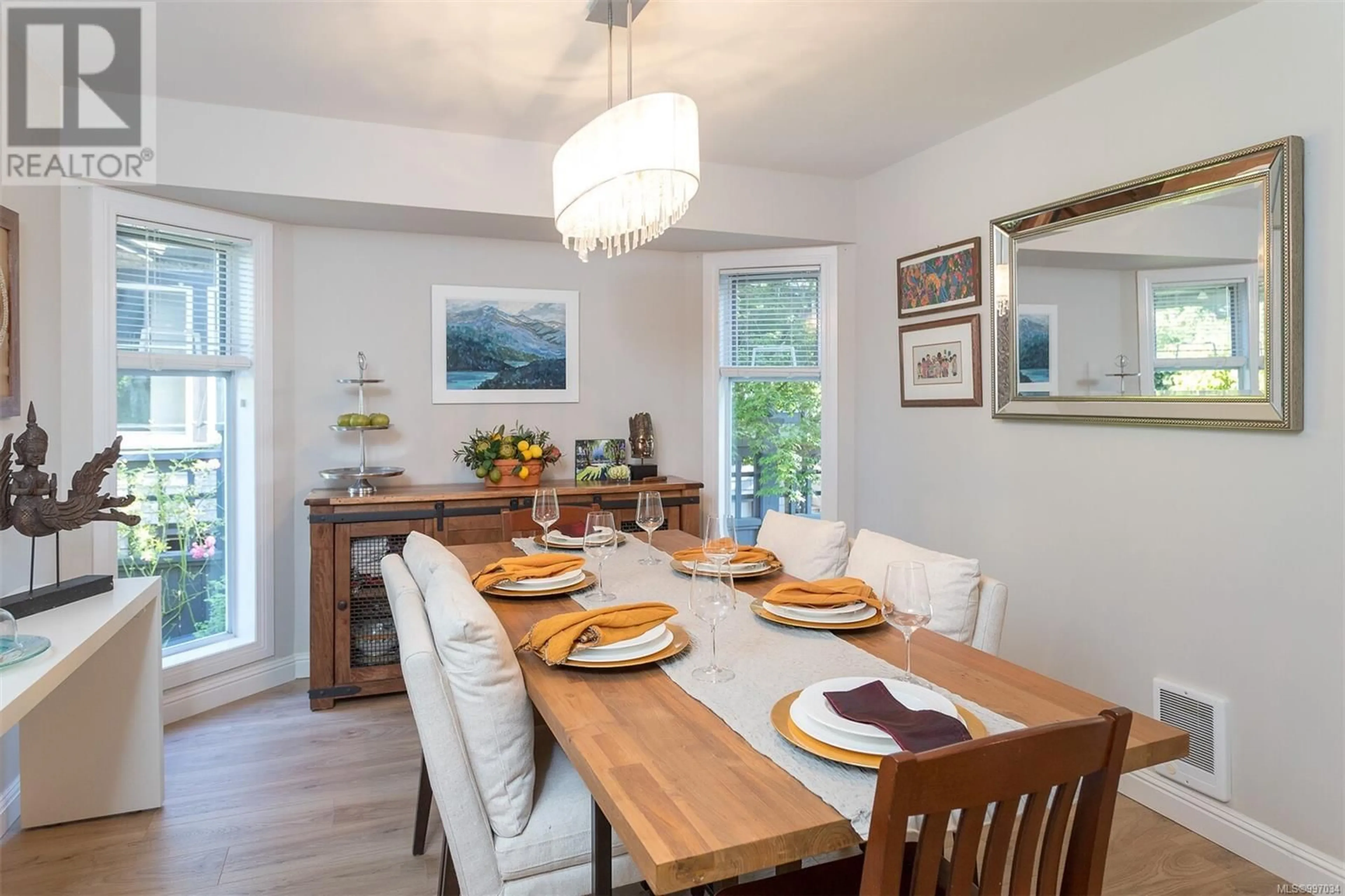 Dining room, wood/laminate floor for 1251 ROSLYN ROAD, Oak Bay British Columbia V8S4R7