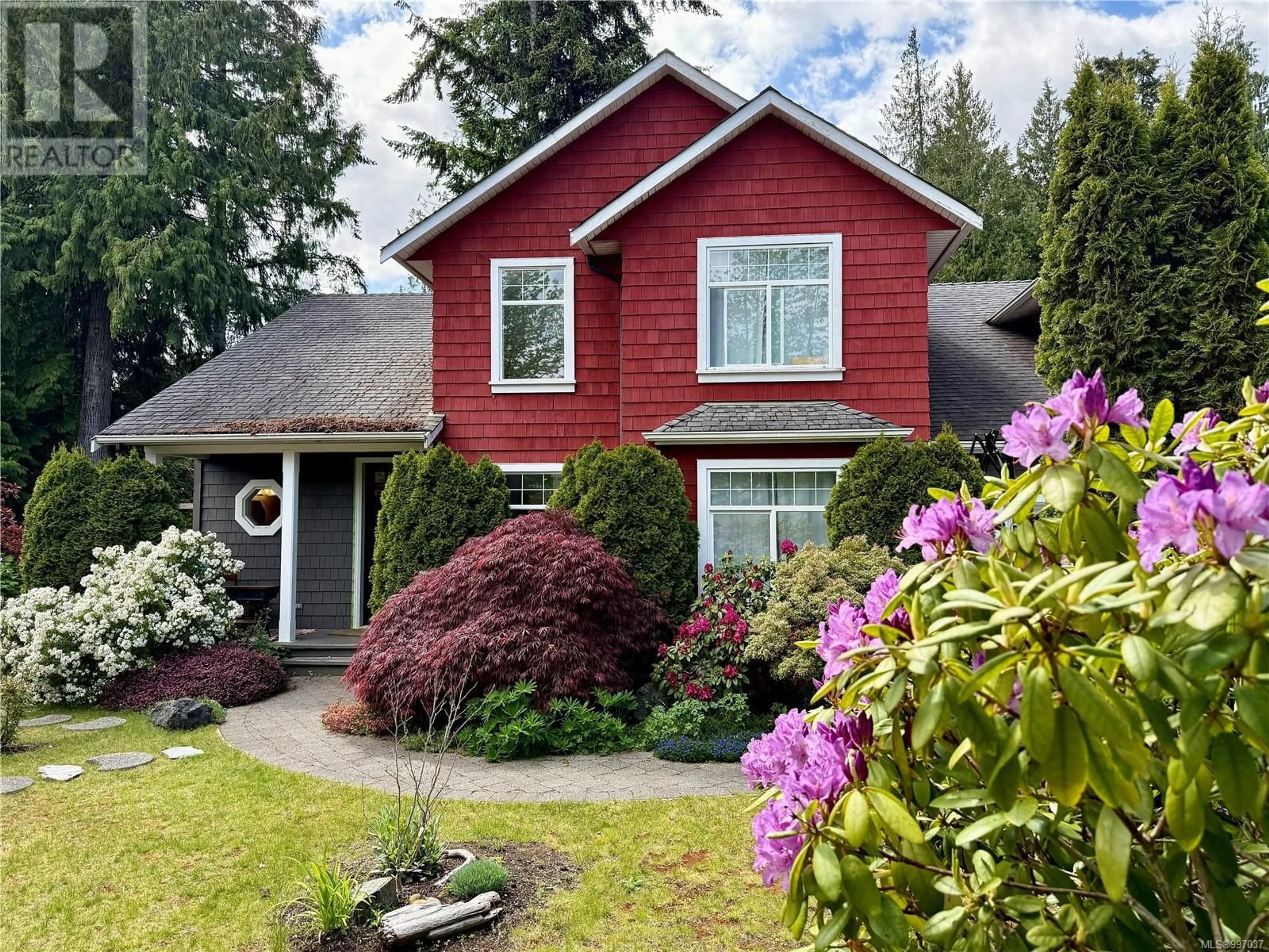 Home with vinyl exterior material, street for 907 SAVARY DRIVE, Qualicum Beach British Columbia V9K1R7