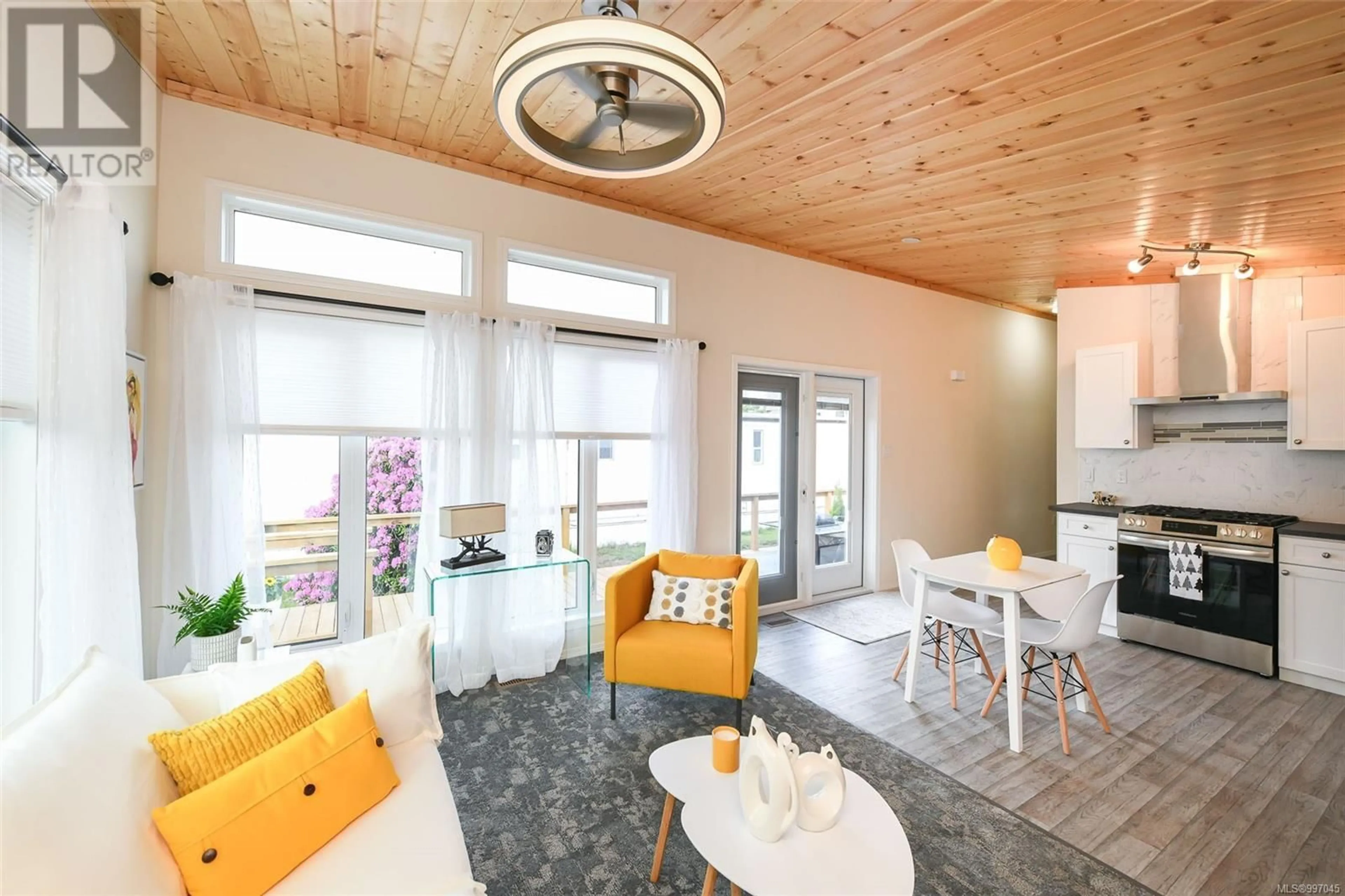 Living room with furniture, wood/laminate floor for 3 - 2625 MANSFIELD DRIVE, Courtenay British Columbia V9N3M2
