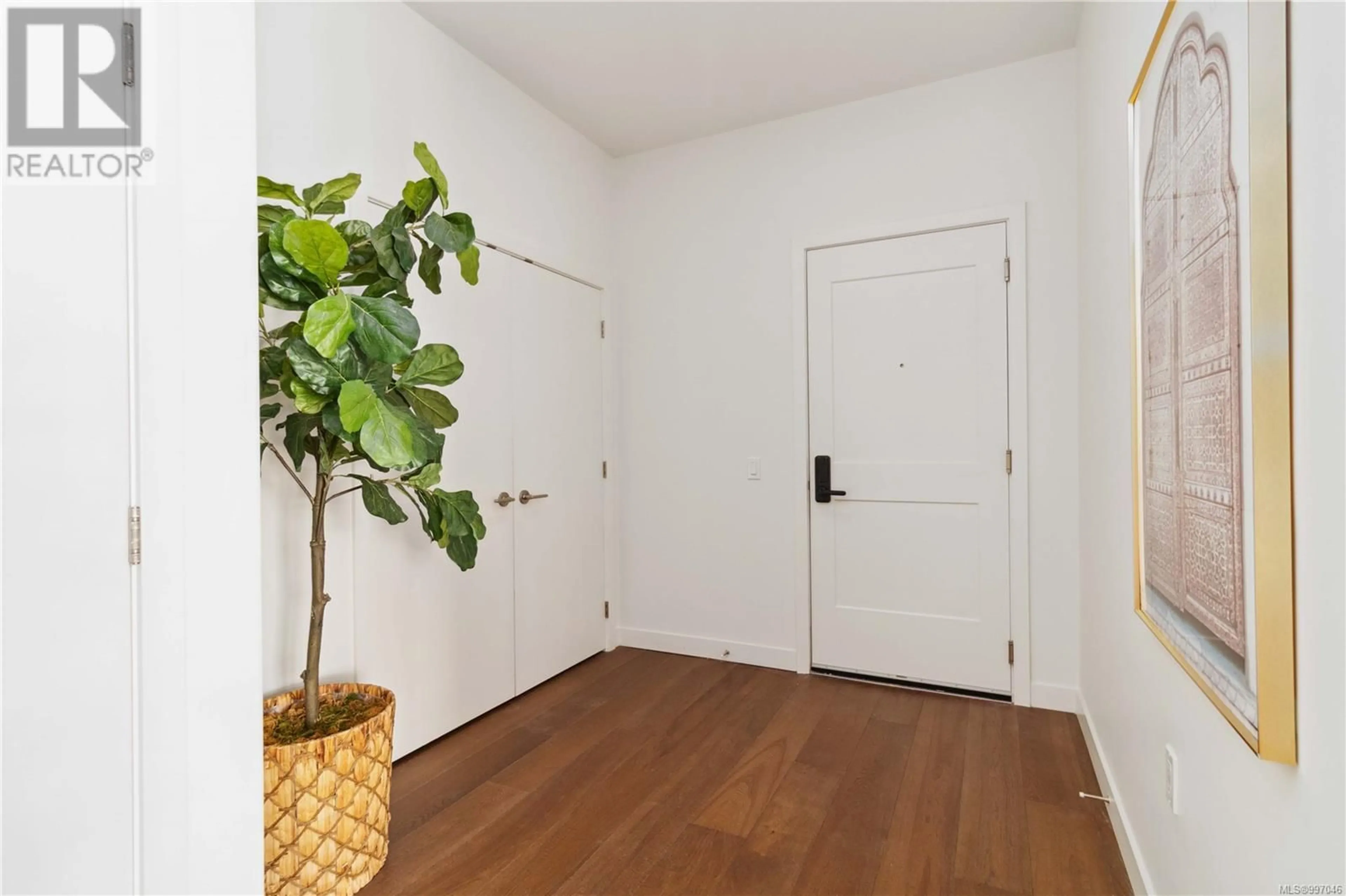 Indoor entryway for 403 - 9570 FIFTH STREET, Sidney British Columbia V8L2W5