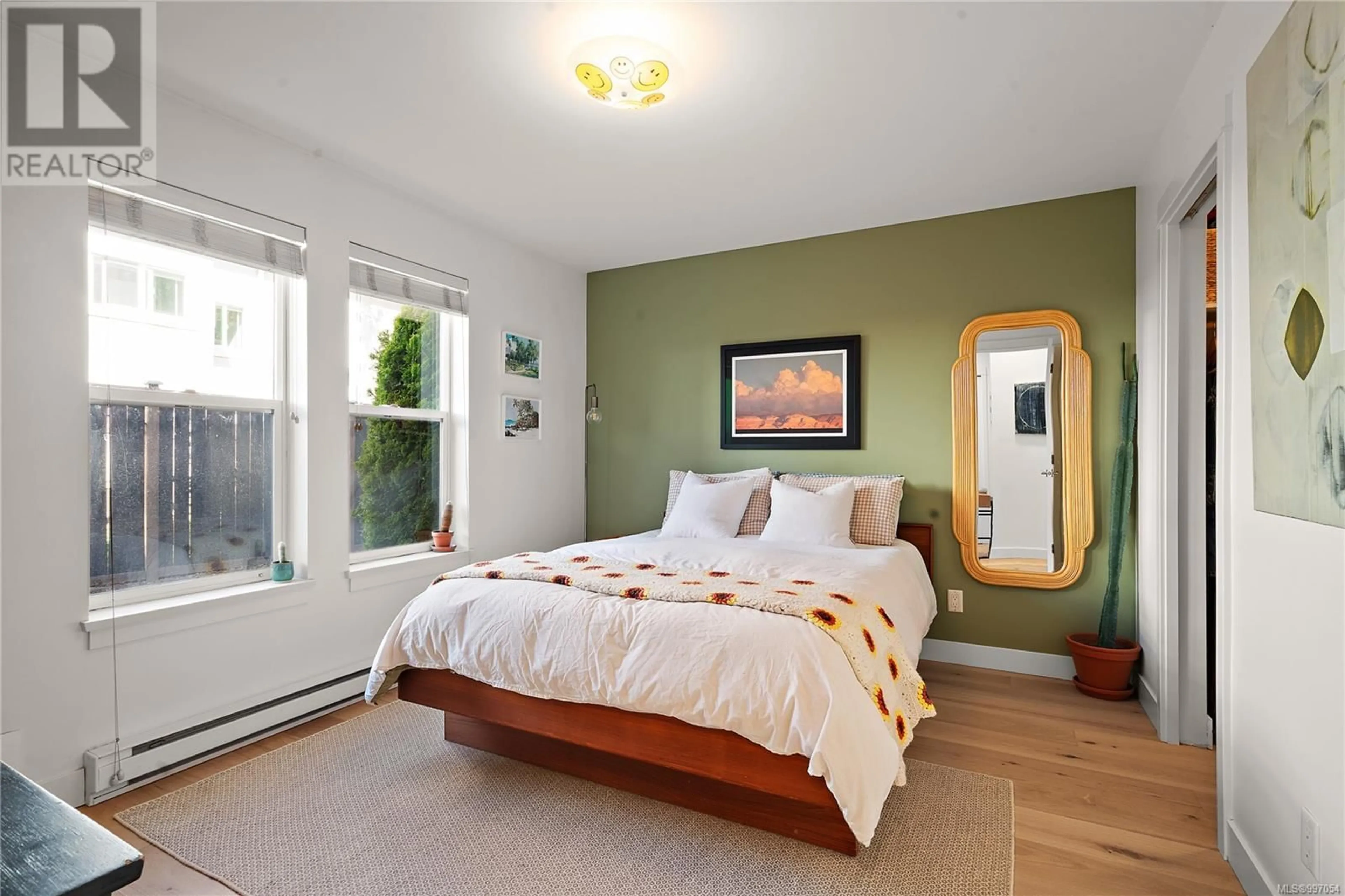 Bedroom with bed, wood/laminate floor for 2 - 833 PRINCESS AVENUE, Victoria British Columbia V8T1K7