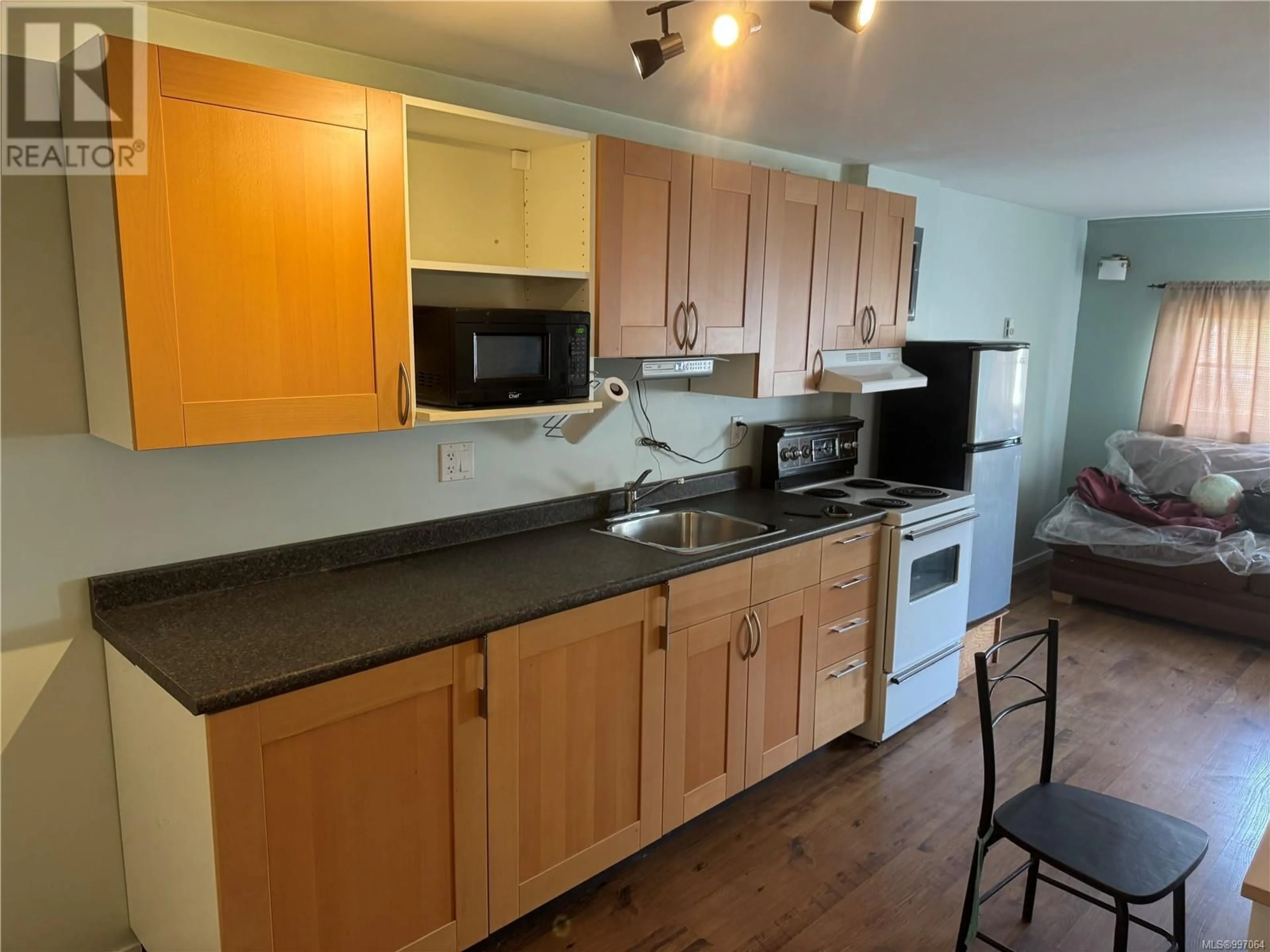 Standard kitchen, wood/laminate floor for 60 - 6245 METRAL DRIVE, Nanaimo British Columbia V9T6P8