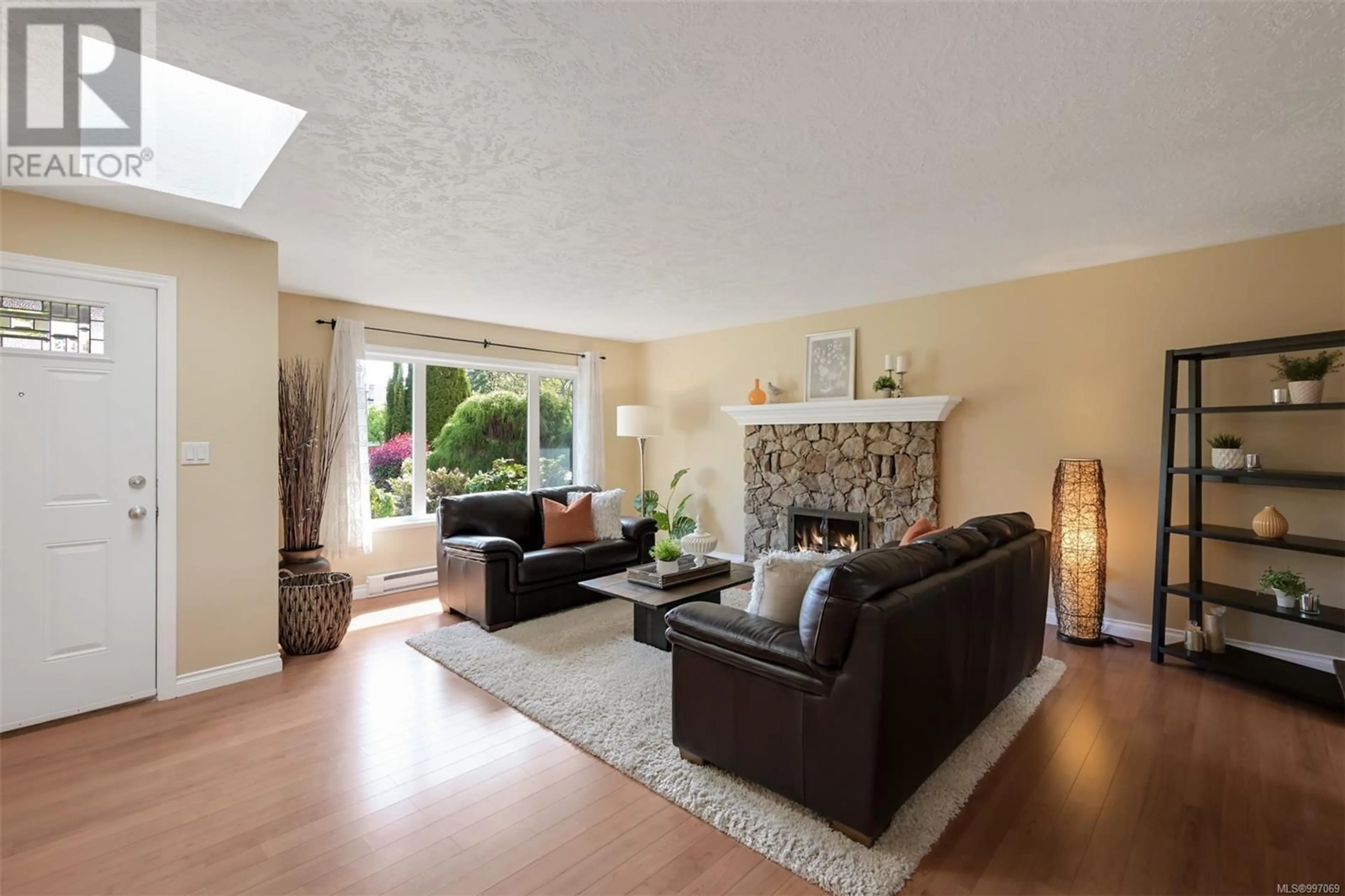 Living room with furniture, unknown for 4096 INTERURBAN ROAD, Saanich British Columbia V8Z4W7