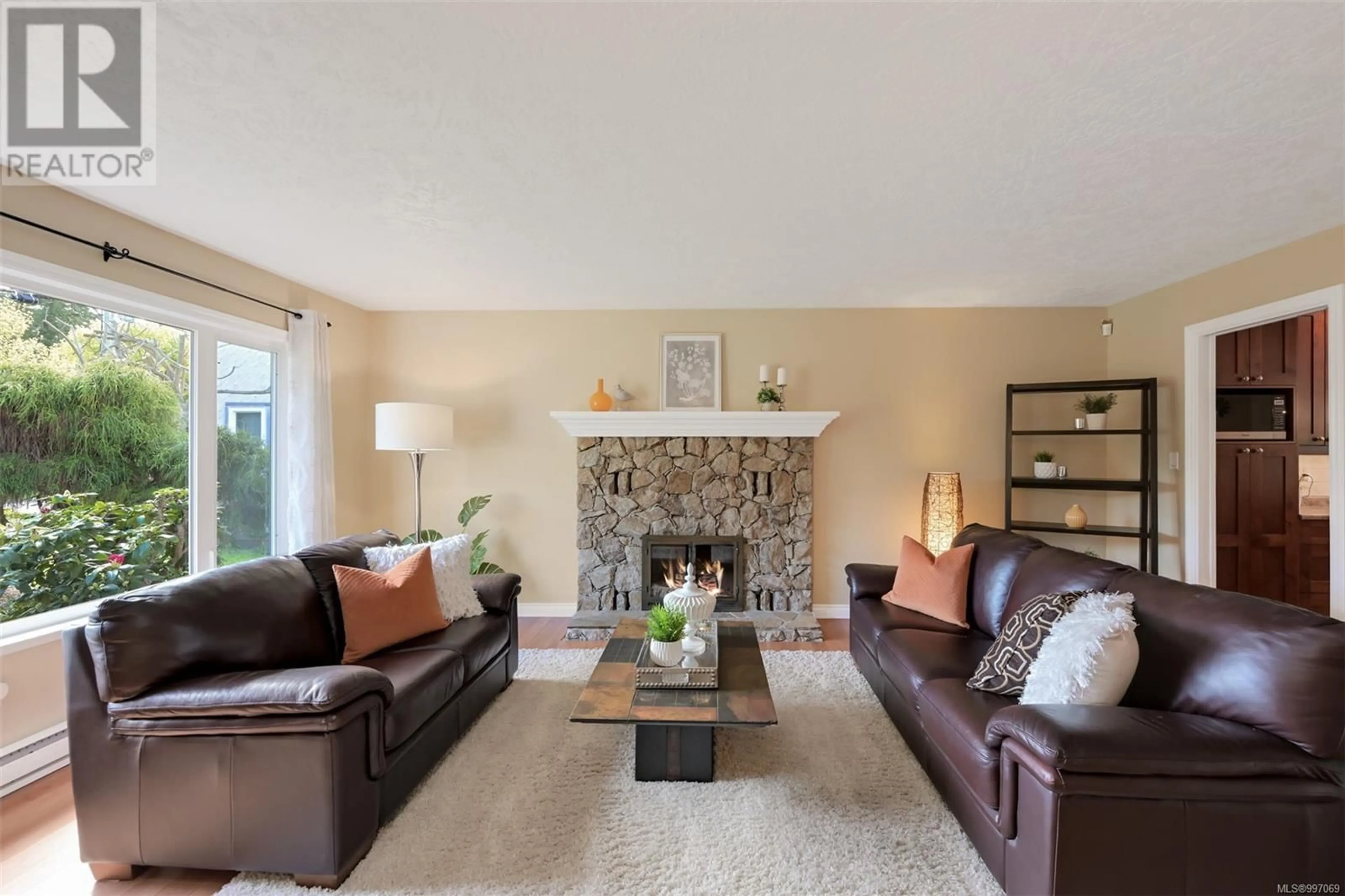 Living room with furniture, unknown for 4096 INTERURBAN ROAD, Saanich British Columbia V8Z4W7