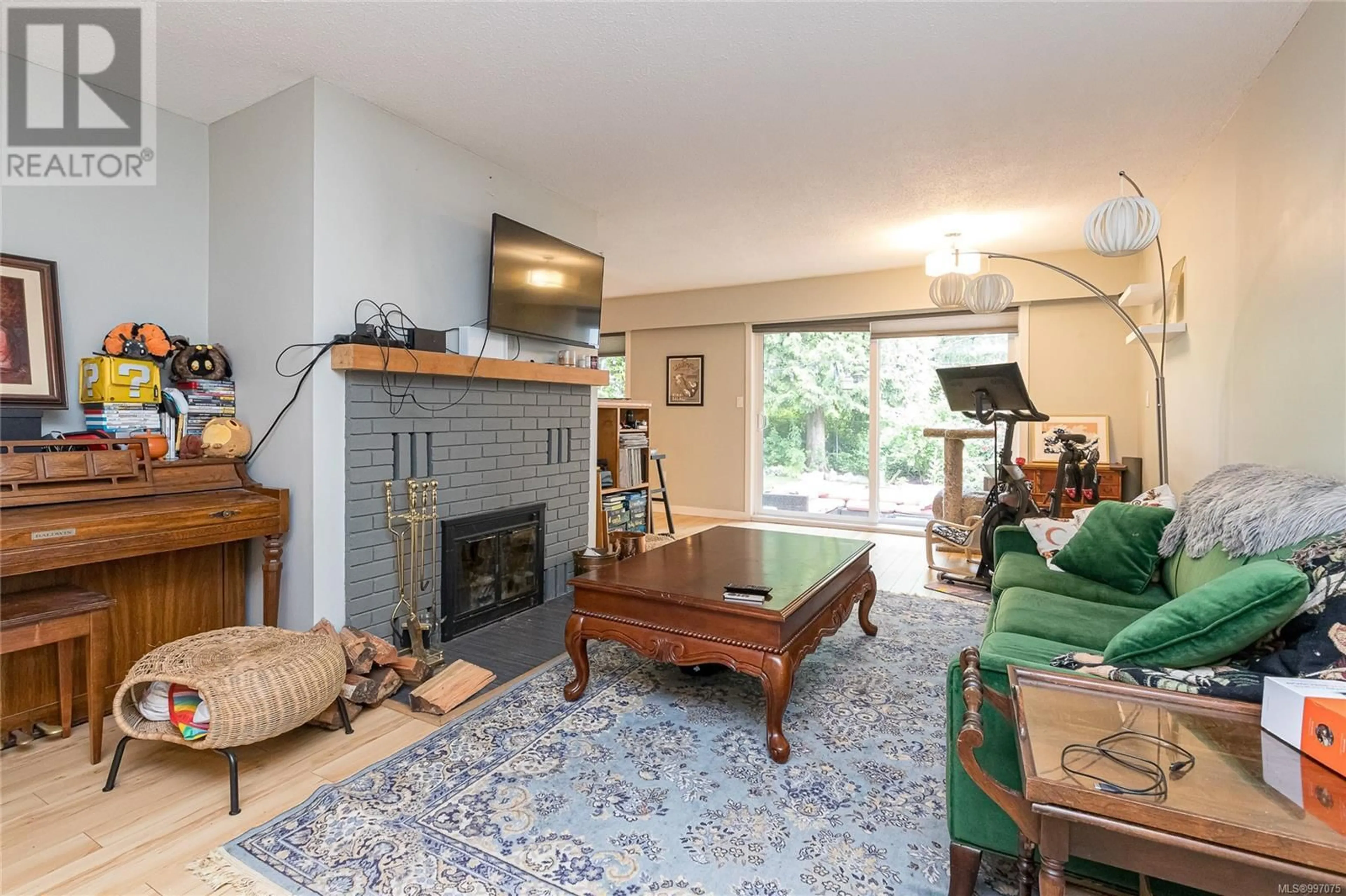 Living room with furniture, unknown for 6 - 1287 VERDIER AVENUE, Central Saanich British Columbia V8M1H1