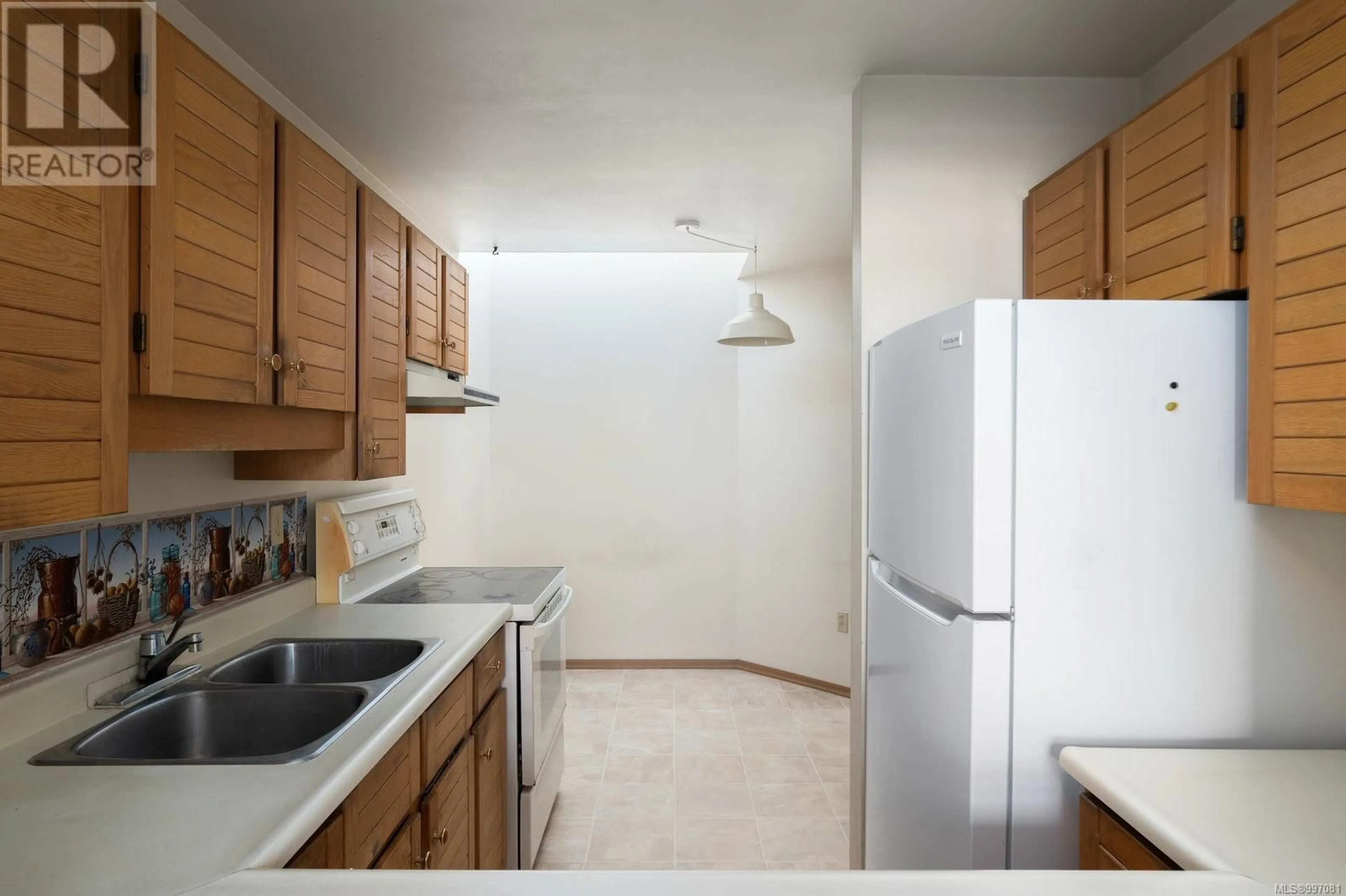 Standard kitchen, unknown for 312 - 10459 RESTHAVEN DRIVE, Sidney British Columbia V8L3H6