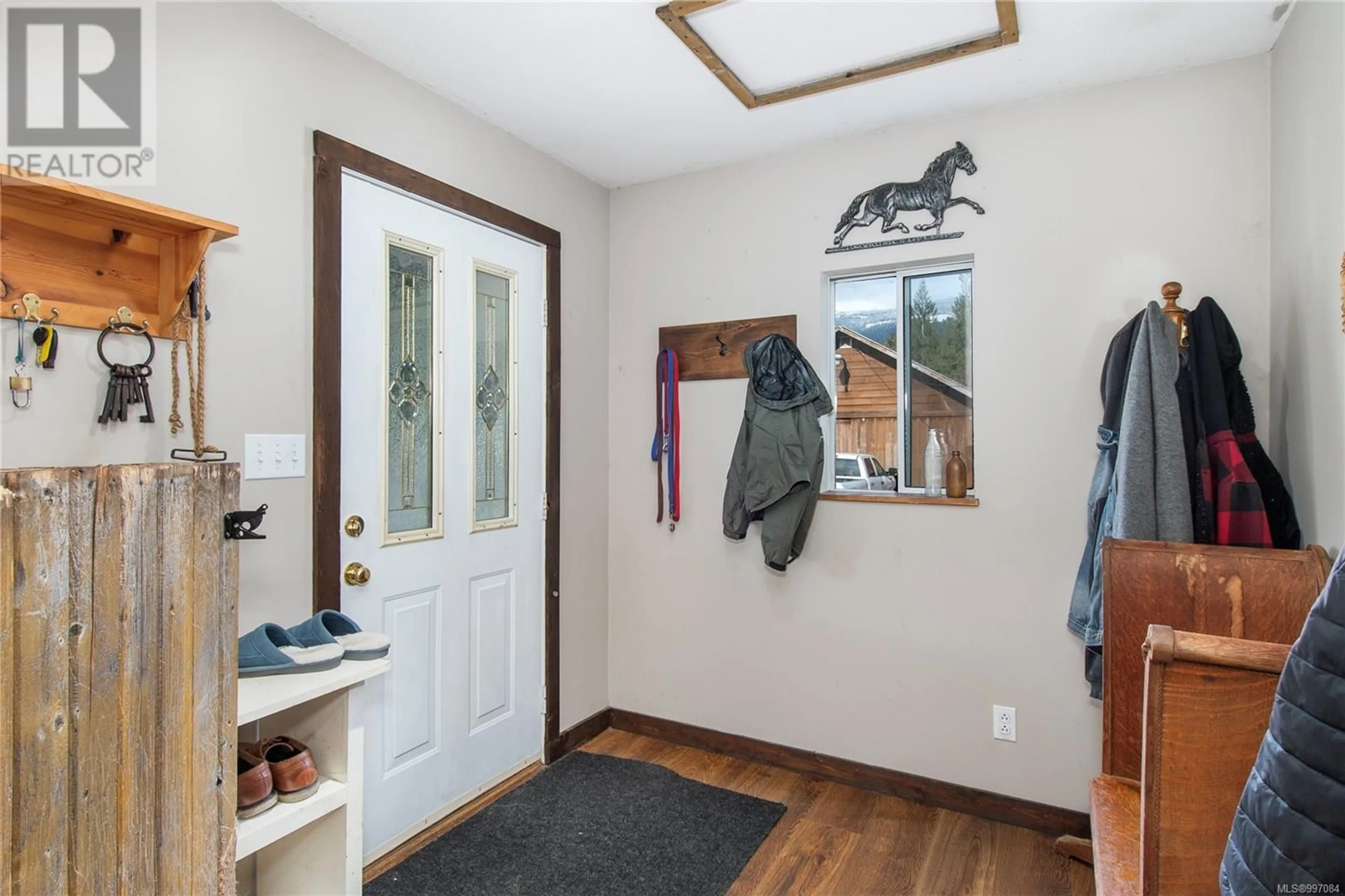 Indoor entryway for 870 SAYWARD ROAD, Sayward British Columbia V0P1R0