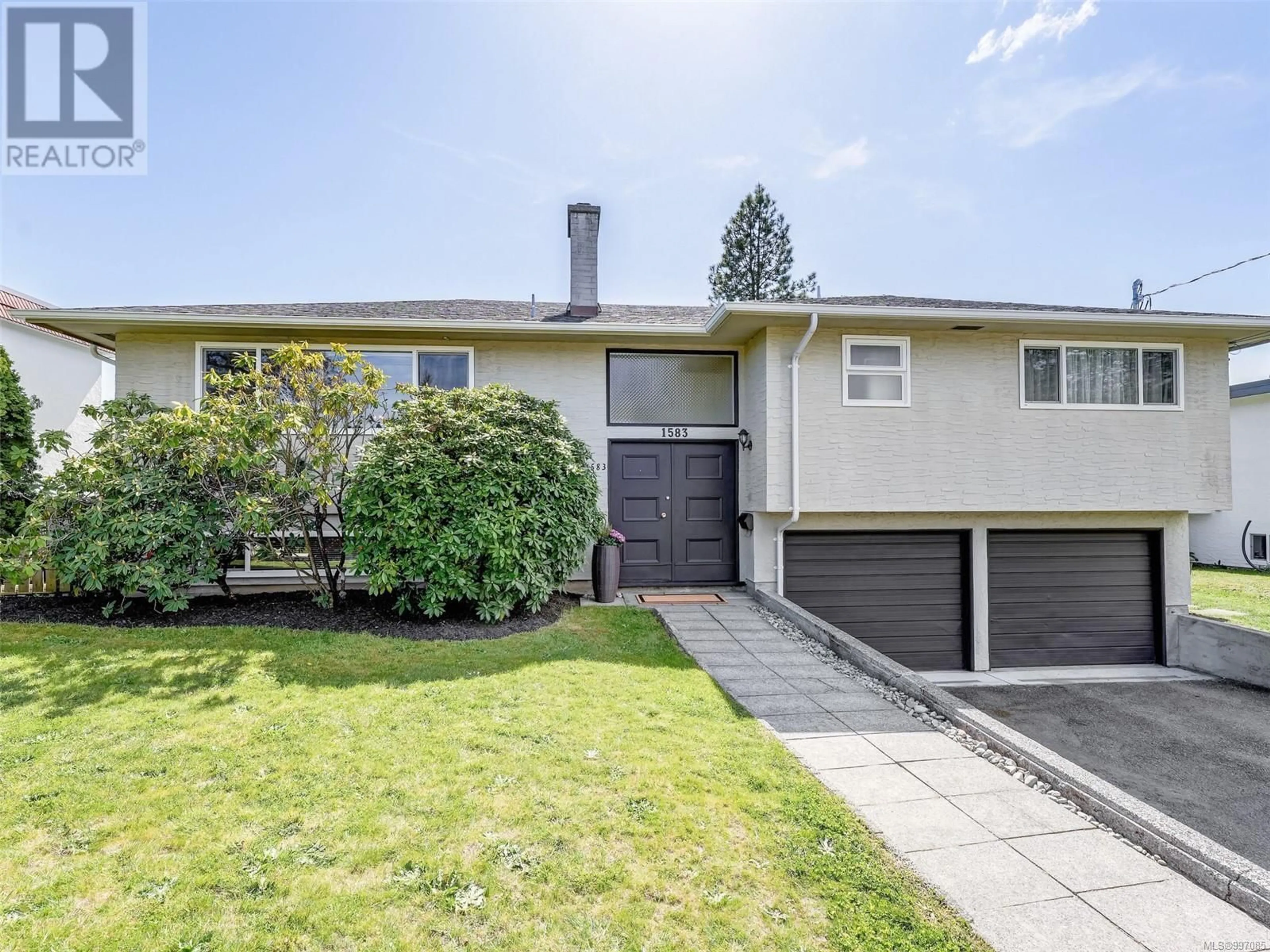Home with vinyl exterior material, street for 1583 KENMORE ROAD, Saanich British Columbia V8N2E2