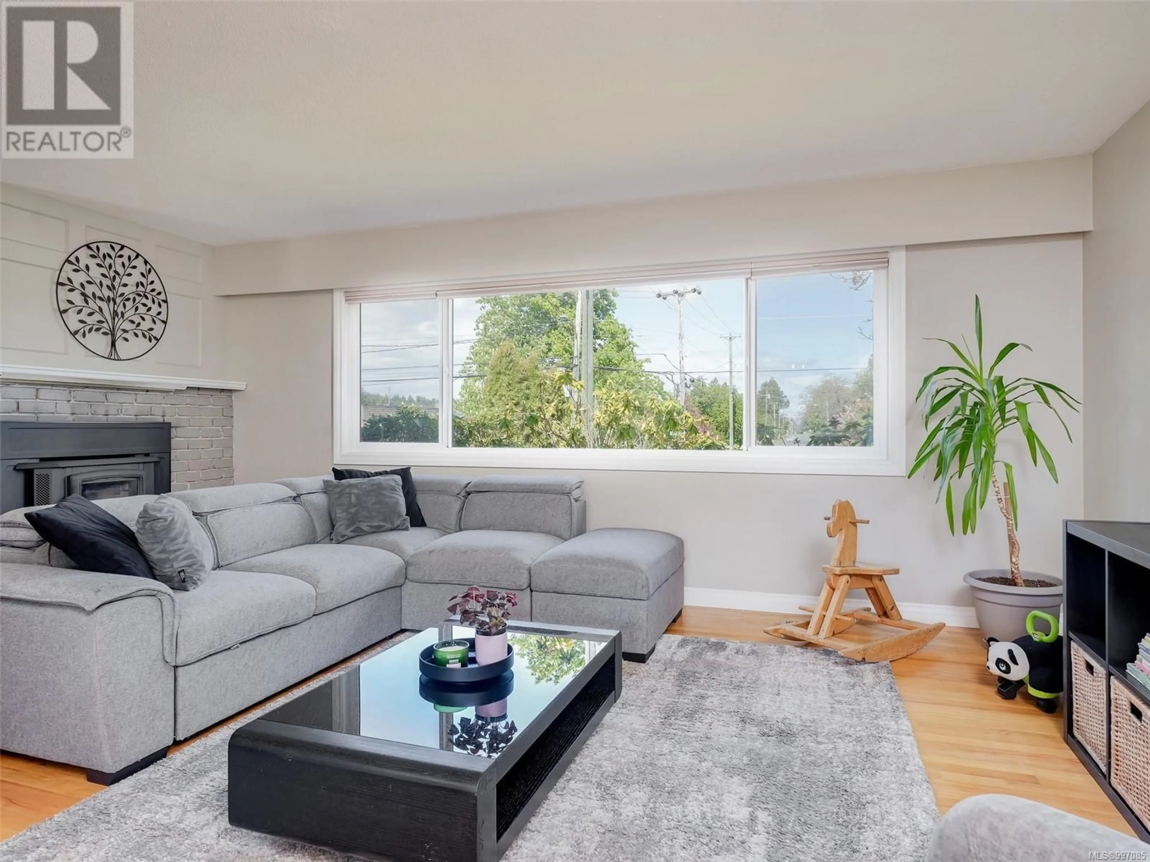 Living room with furniture, unknown for 1583 KENMORE ROAD, Saanich British Columbia V8N2E2