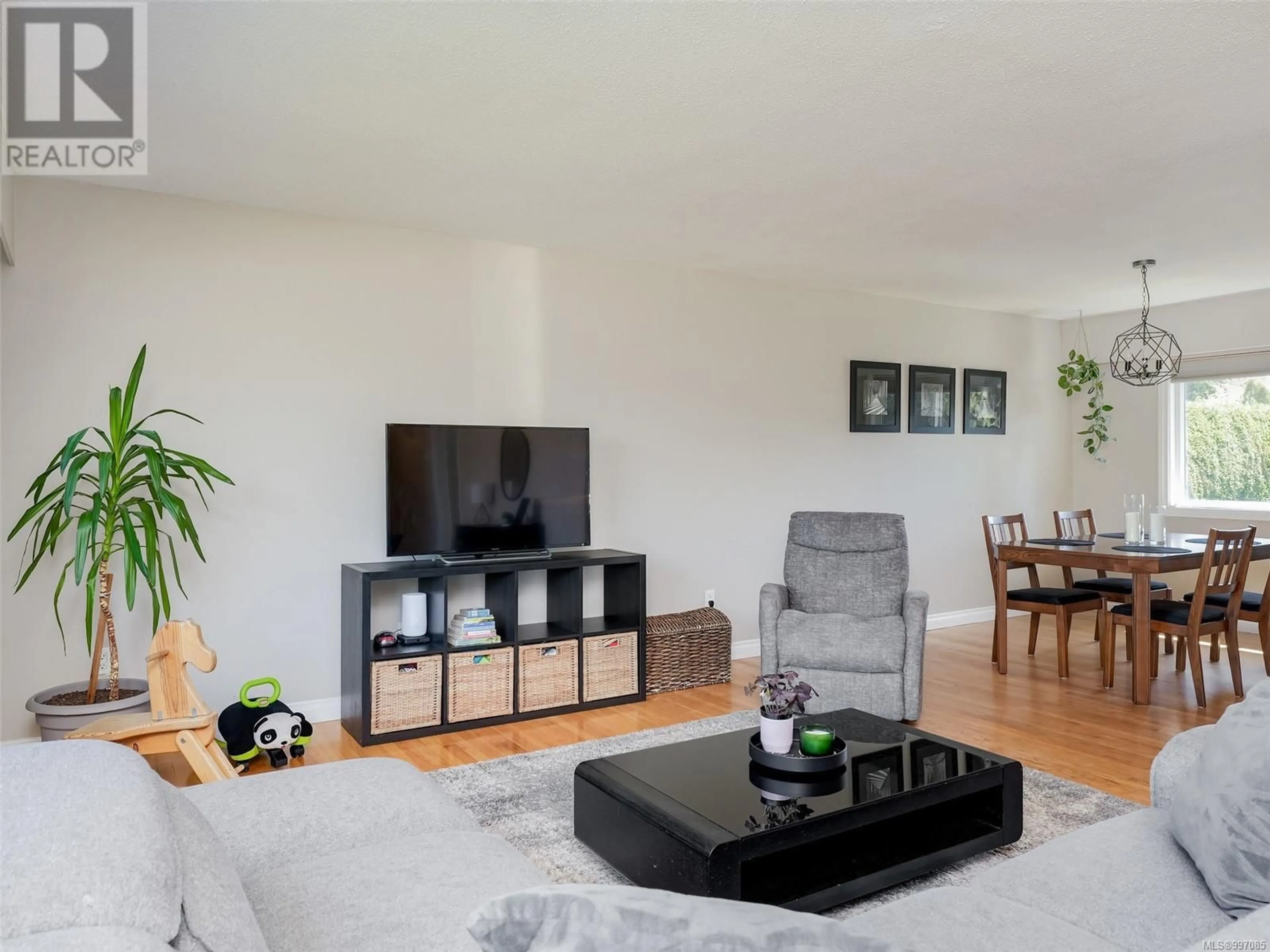 Living room with furniture, unknown for 1583 KENMORE ROAD, Saanich British Columbia V8N2E2