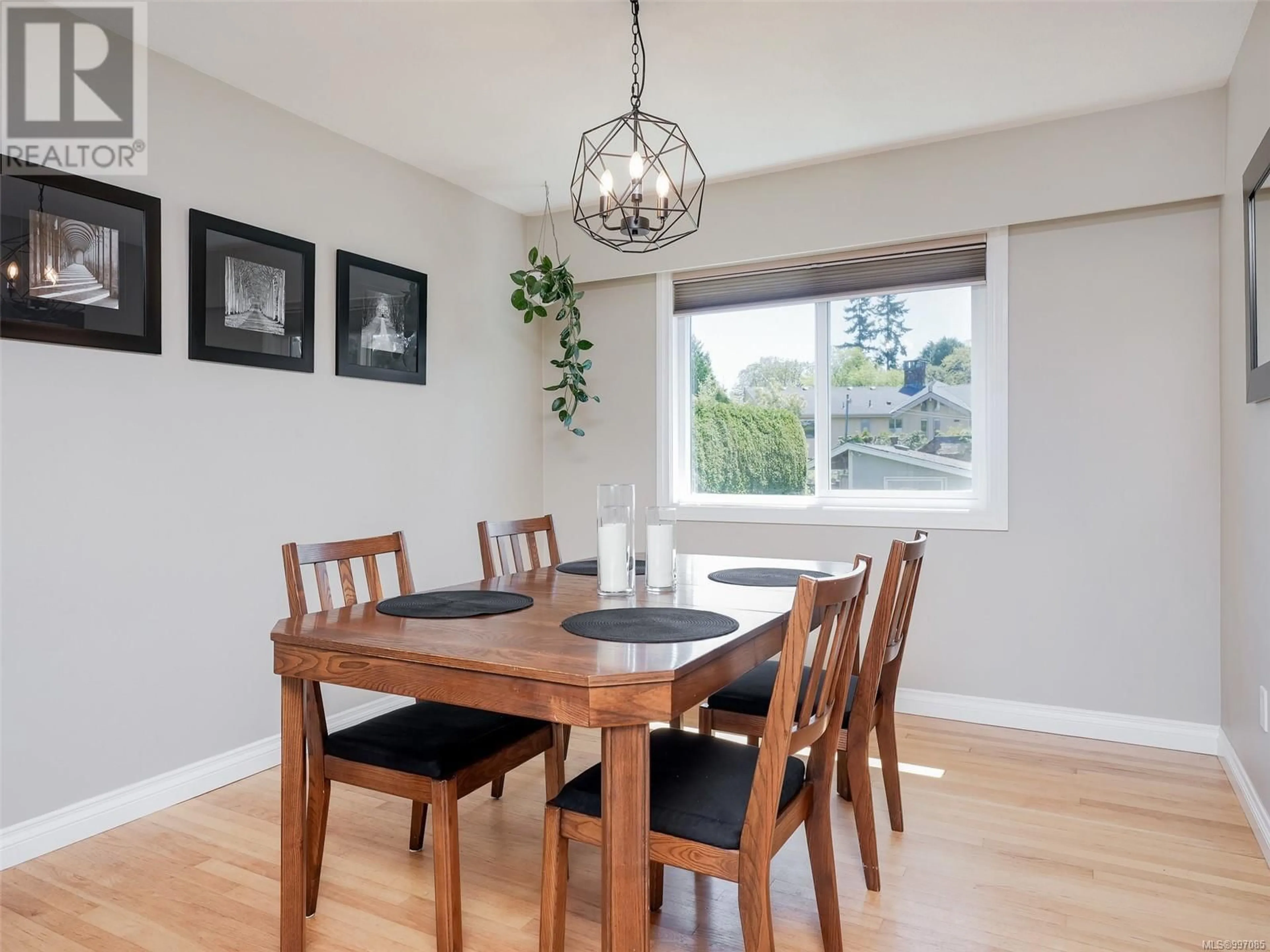 Dining room, wood/laminate floor for 1583 KENMORE ROAD, Saanich British Columbia V8N2E2