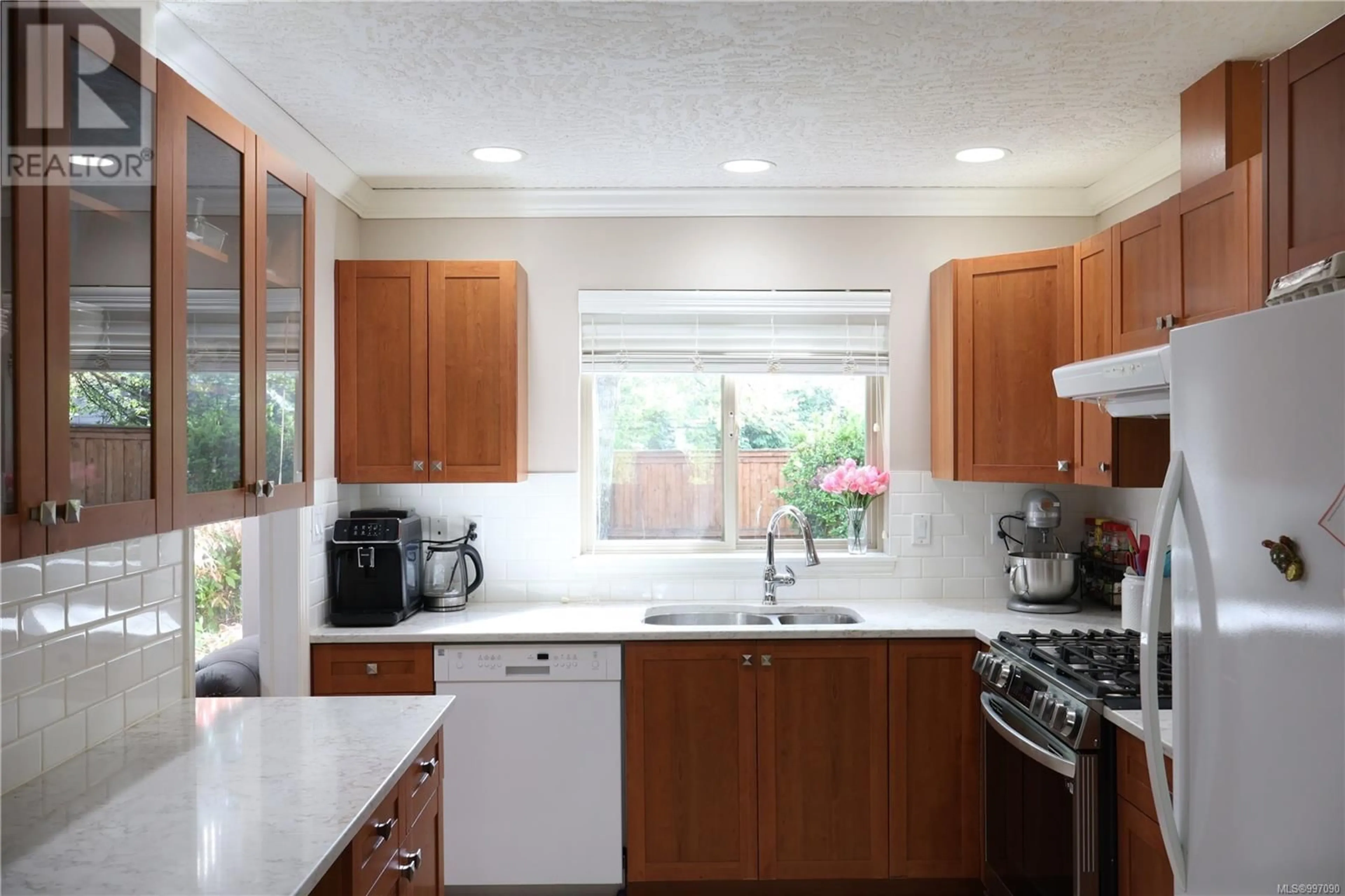 Standard kitchen, ceramic/tile floor for 7 - 1241 SANTA ROSA AVENUE, Saanich British Columbia V8Z2V5
