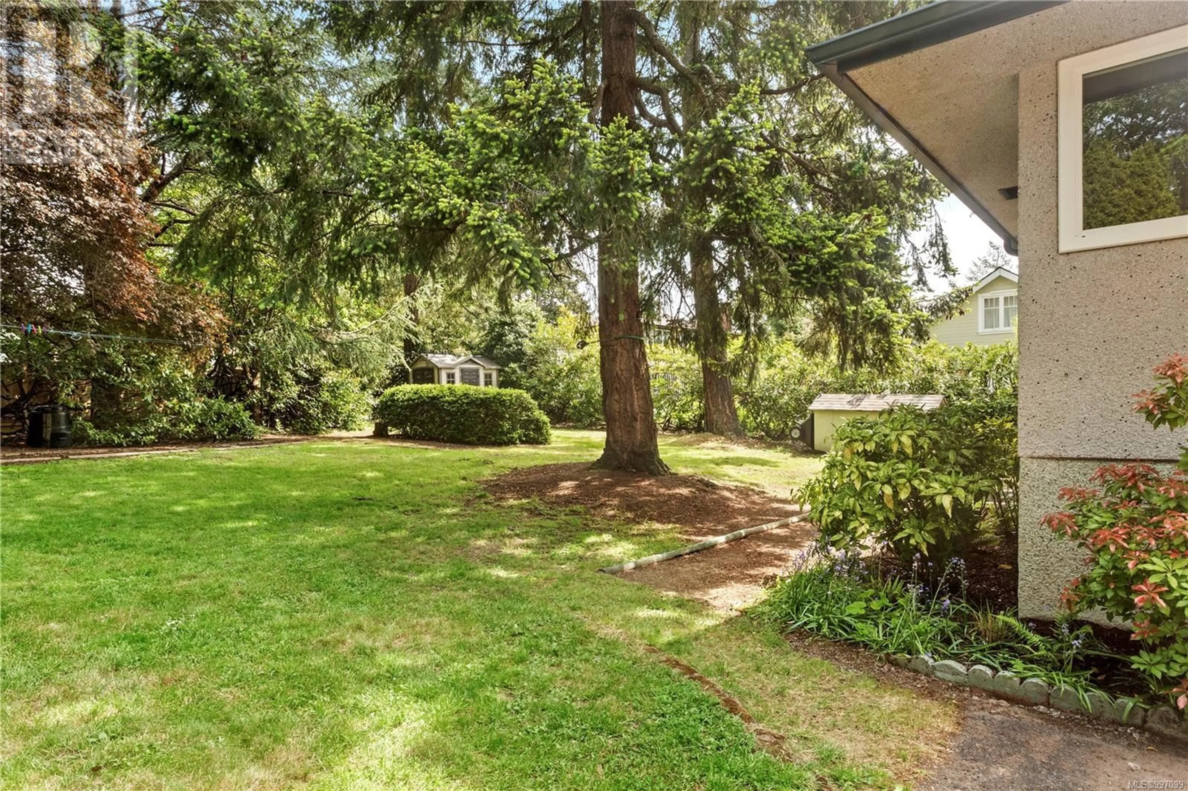 Patio, forest/trees view for 164 ISLAND HIGHWAY, View Royal British Columbia V9B1G2