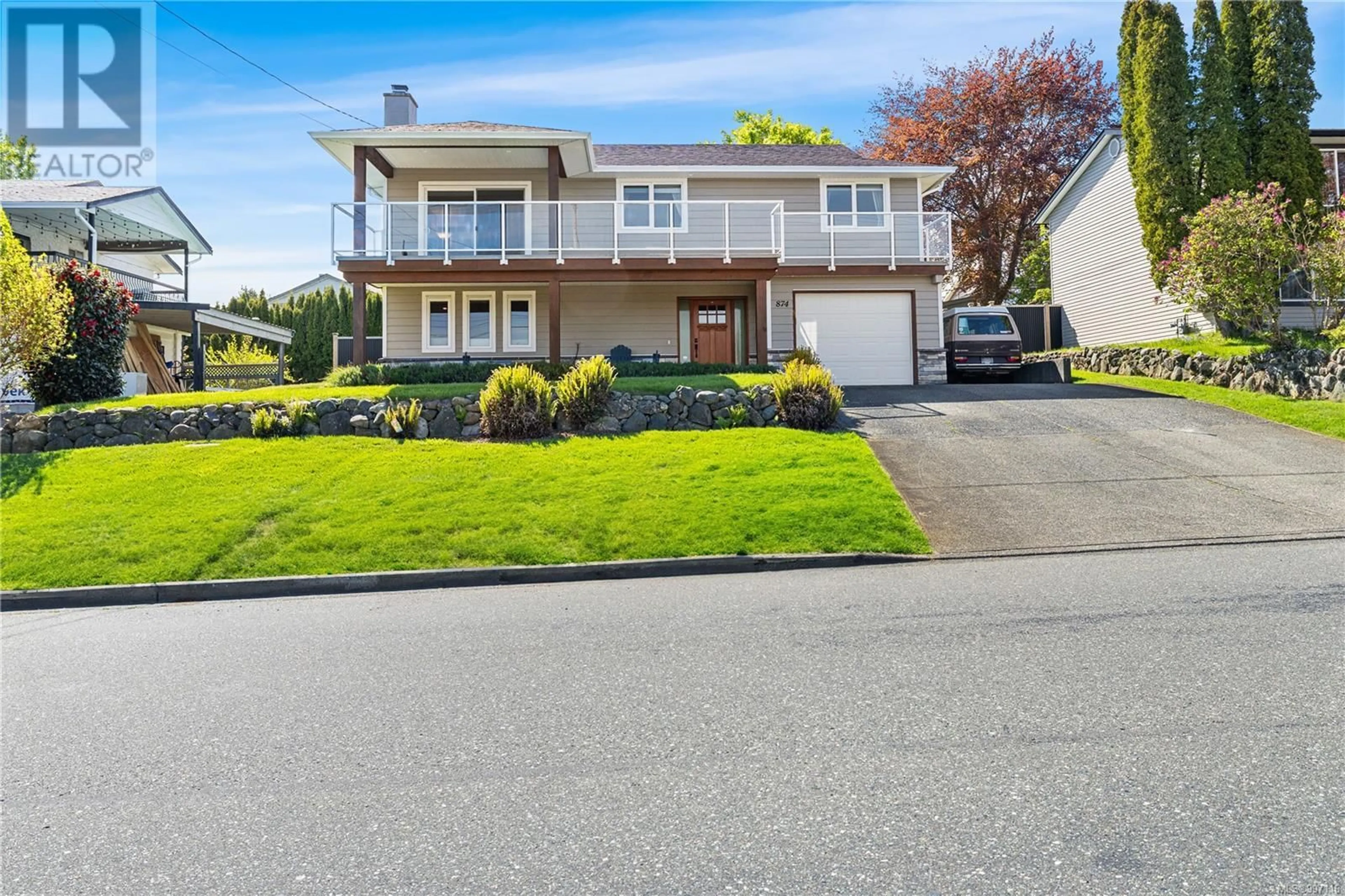 Home with vinyl exterior material, street for 874 GALERNO ROAD, Campbell River British Columbia V9W5J4