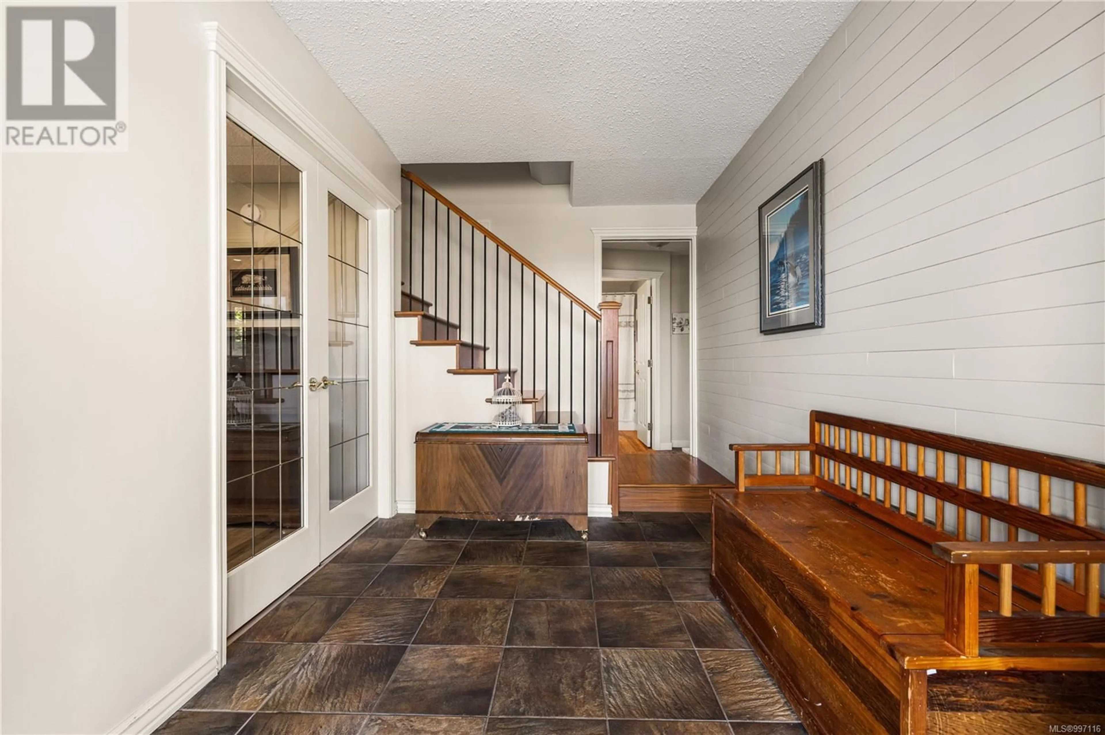 Indoor entryway for 874 GALERNO ROAD, Campbell River British Columbia V9W5J4