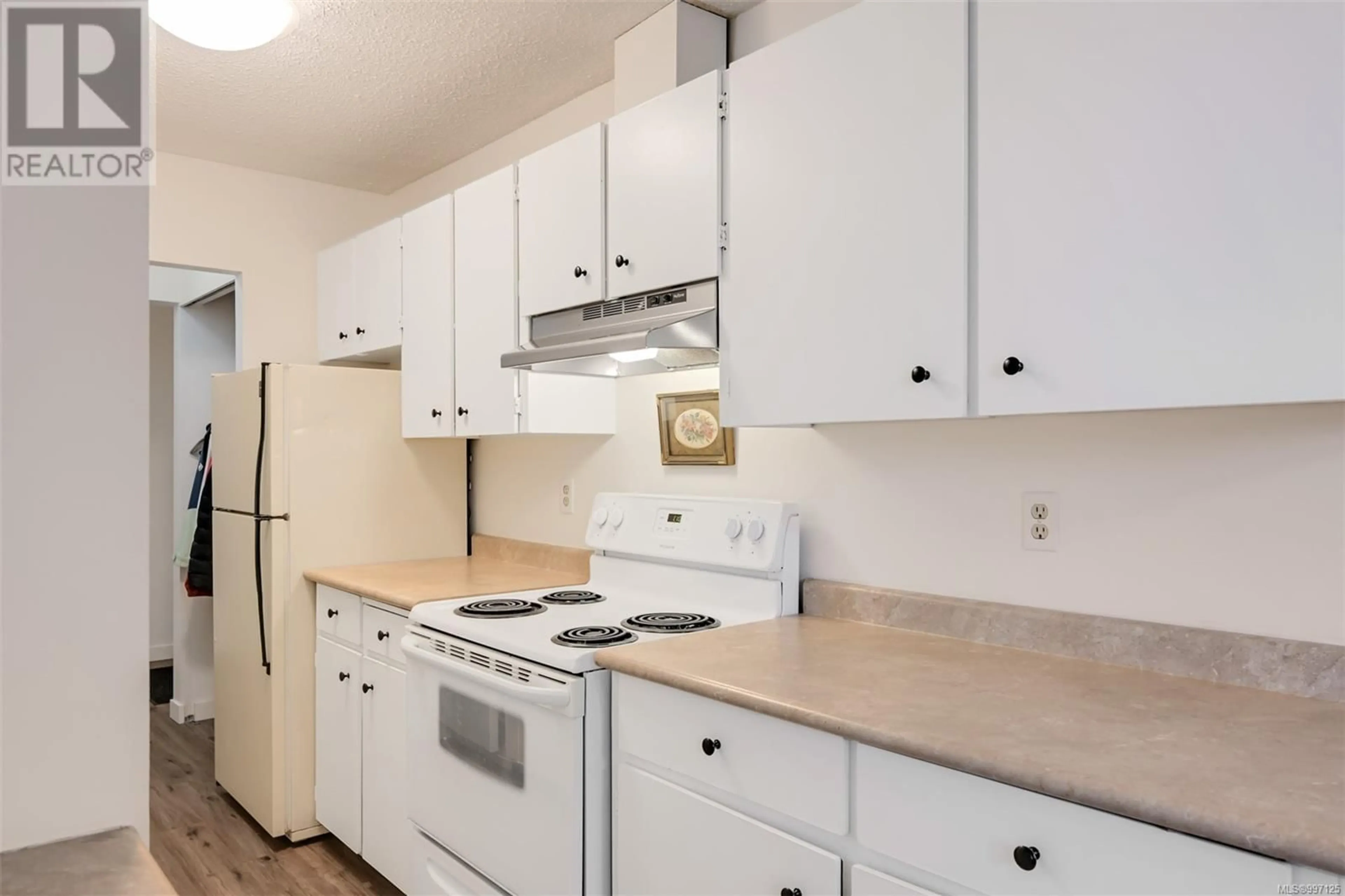 Standard kitchen, unknown for 410 - 1745 LEIGHTON ROAD, Victoria British Columbia V8R6R6