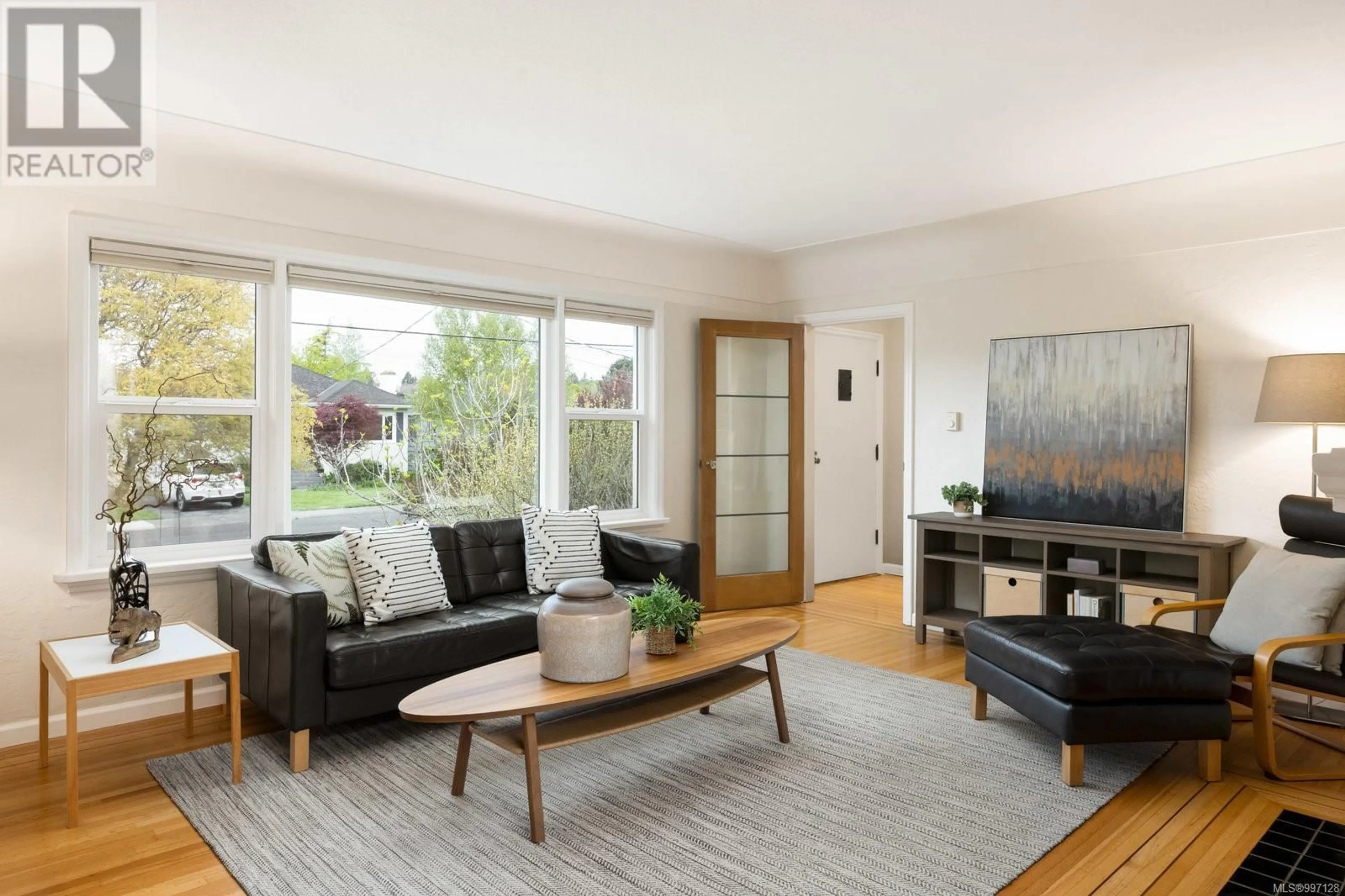Living room with furniture, wood/laminate floor for 2627 DUNLEVY STREET, Oak Bay British Columbia V8R5Z3