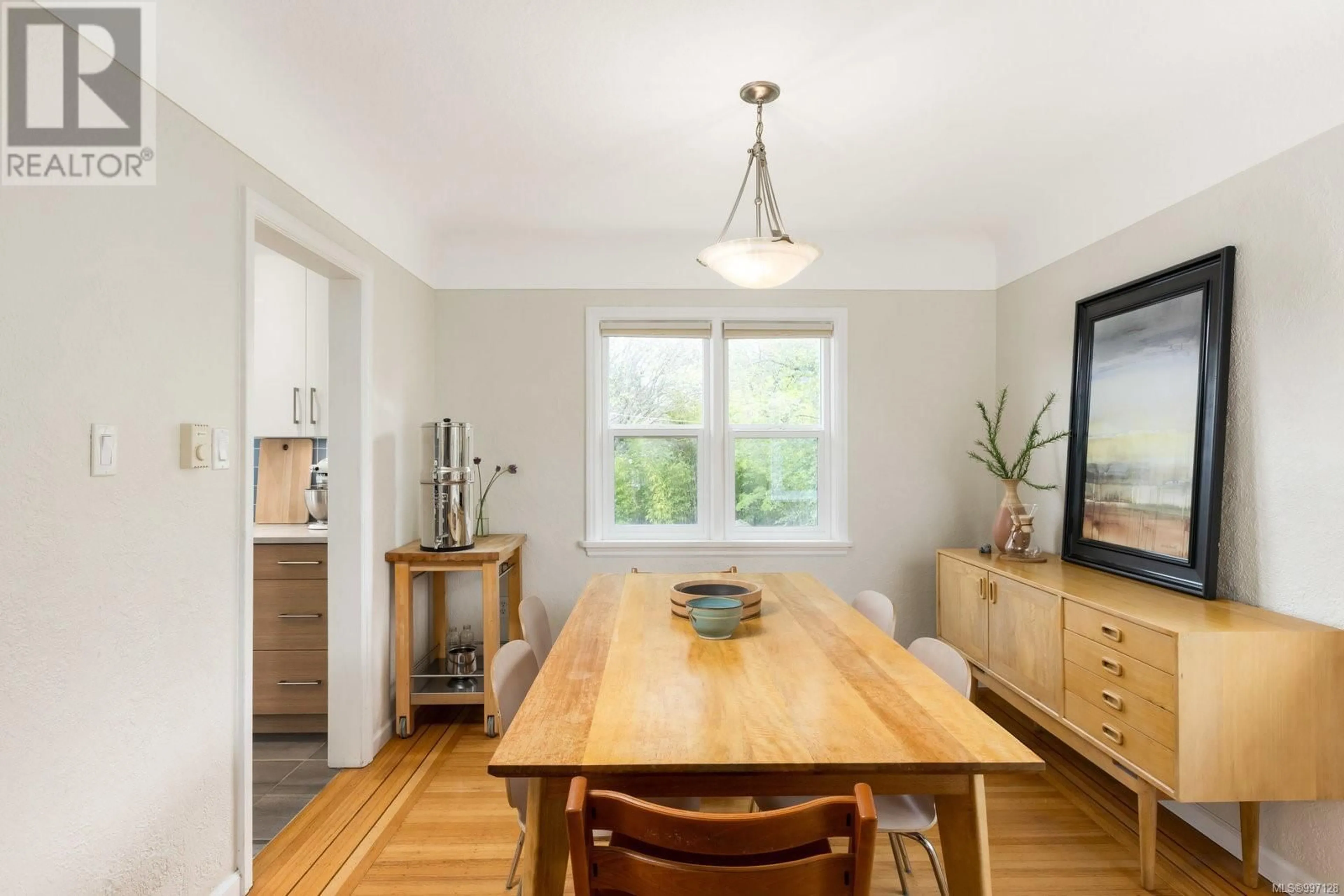 Dining room, wood/laminate floor for 2627 DUNLEVY STREET, Oak Bay British Columbia V8R5Z3