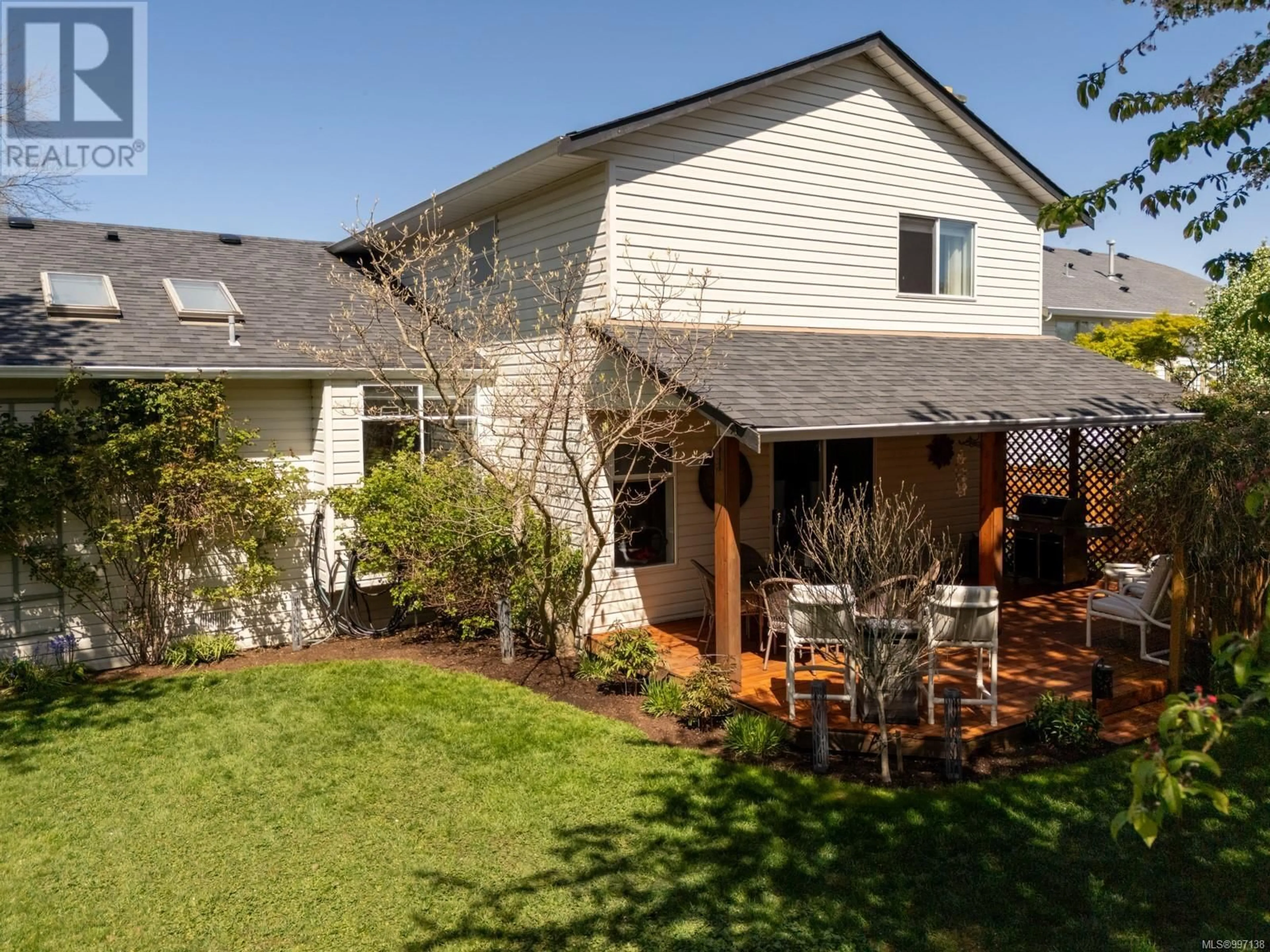 A pic from outside/outdoor area/front of a property/back of a property/a pic from drone, street for 1343 OCEAN VIEW AVENUE, Comox British Columbia V9M3R2