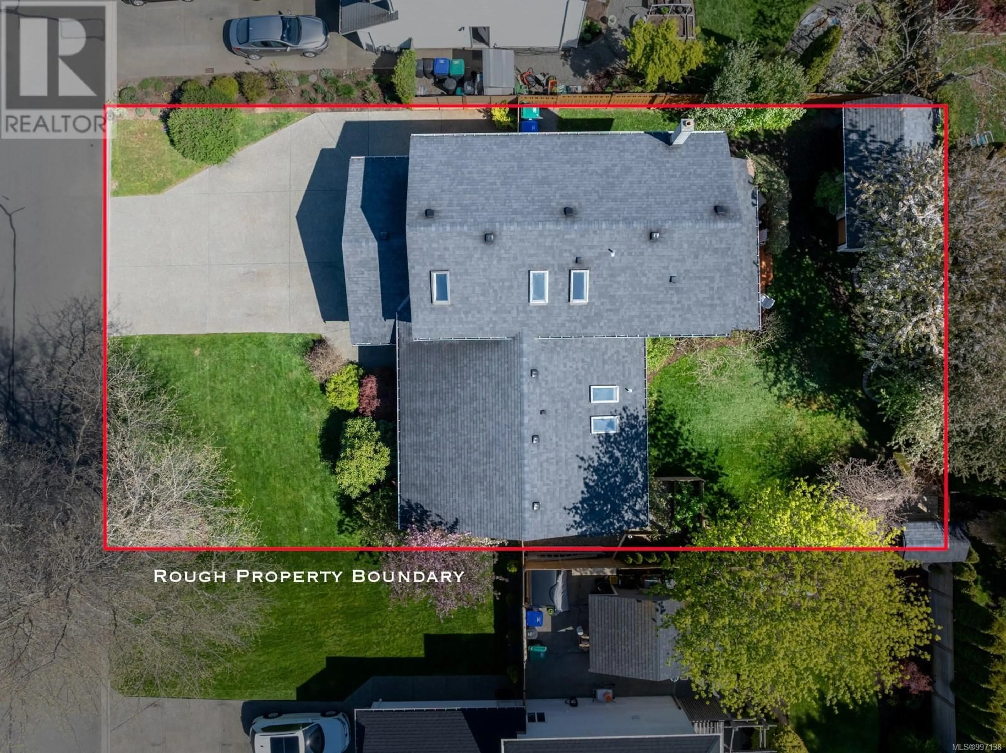 A pic from outside/outdoor area/front of a property/back of a property/a pic from drone, street for 1343 OCEAN VIEW AVENUE, Comox British Columbia V9M3R2