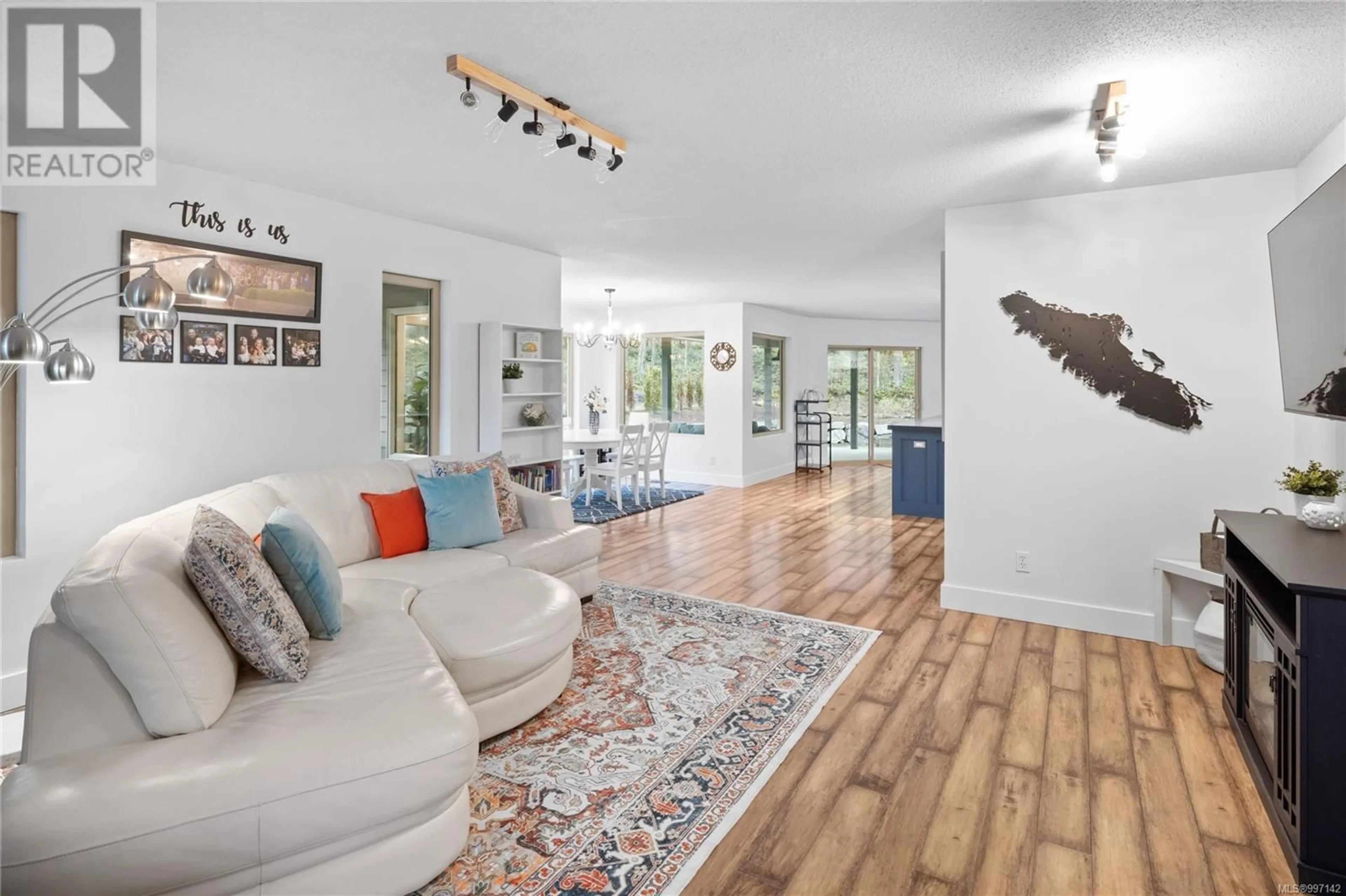 Living room with furniture, unknown for 907 HEMSWORTH ROAD, Qualicum Beach British Columbia V9K1R3