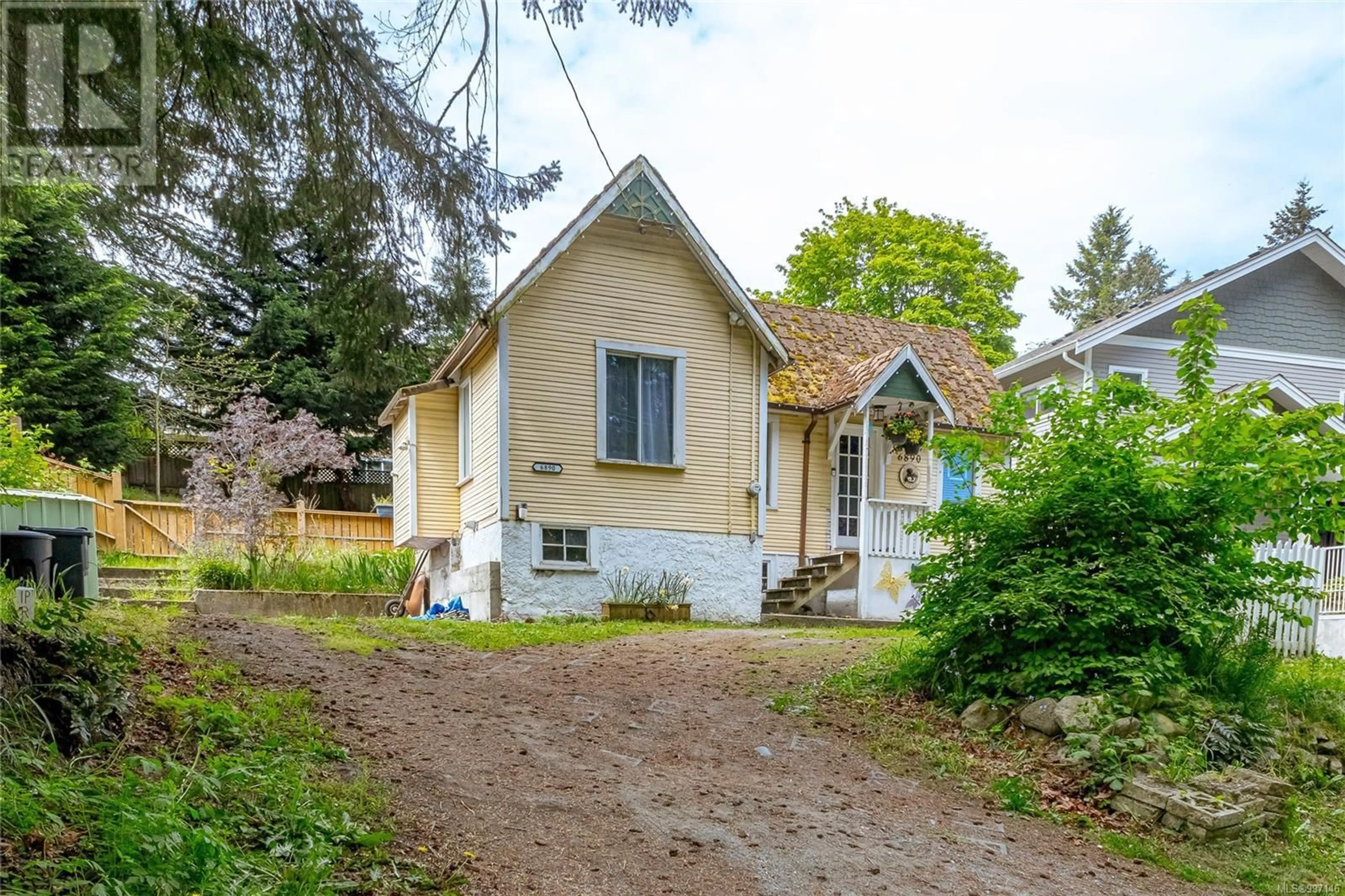 A pic from outside/outdoor area/front of a property/back of a property/a pic from drone, street for 6890 EAST SAANICH ROAD, Central Saanich British Columbia V8Z5Y9