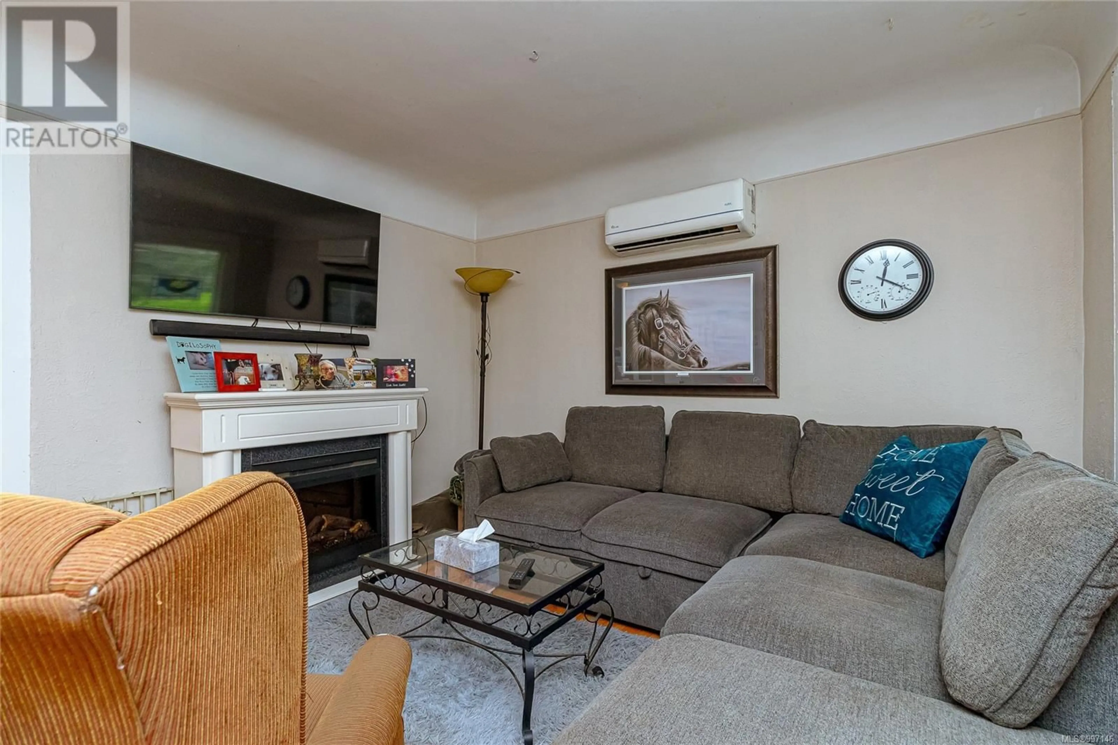 Living room with furniture, unknown for 6890 EAST SAANICH ROAD, Central Saanich British Columbia V8Z5Y9