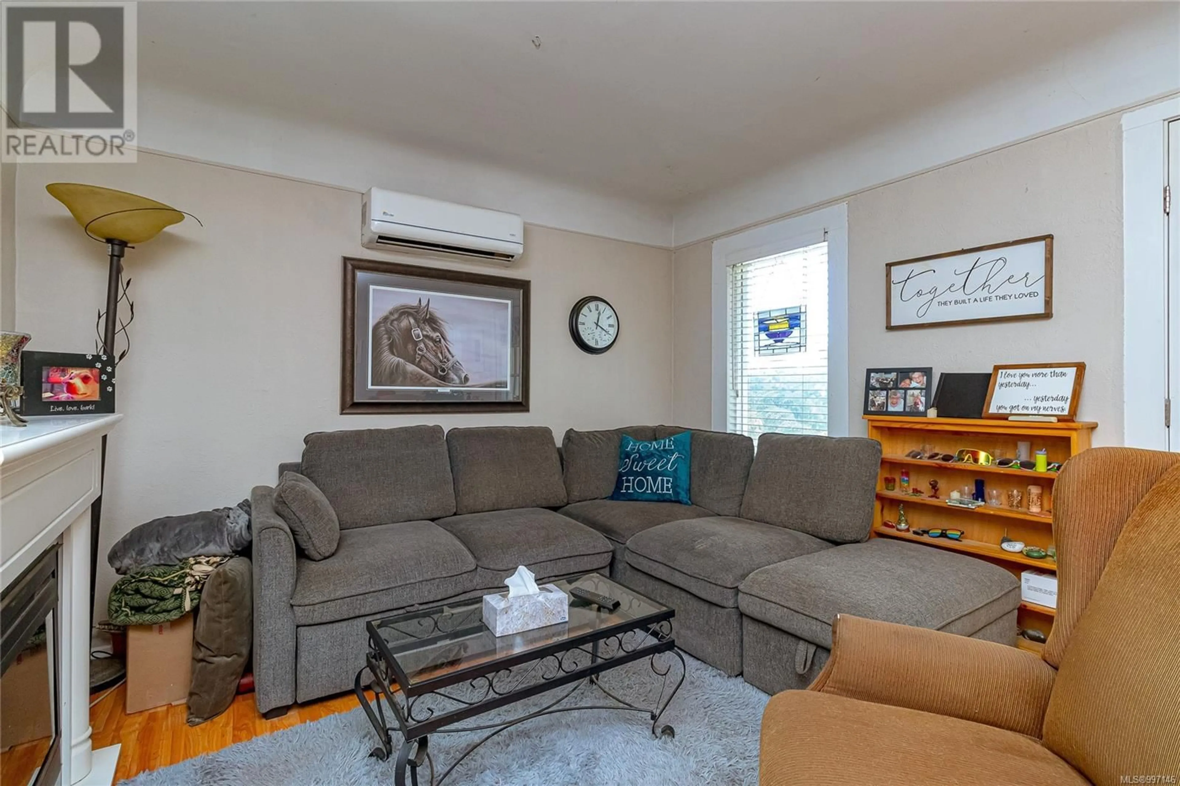 Living room with furniture, unknown for 6890 EAST SAANICH ROAD, Central Saanich British Columbia V8Z5Y9
