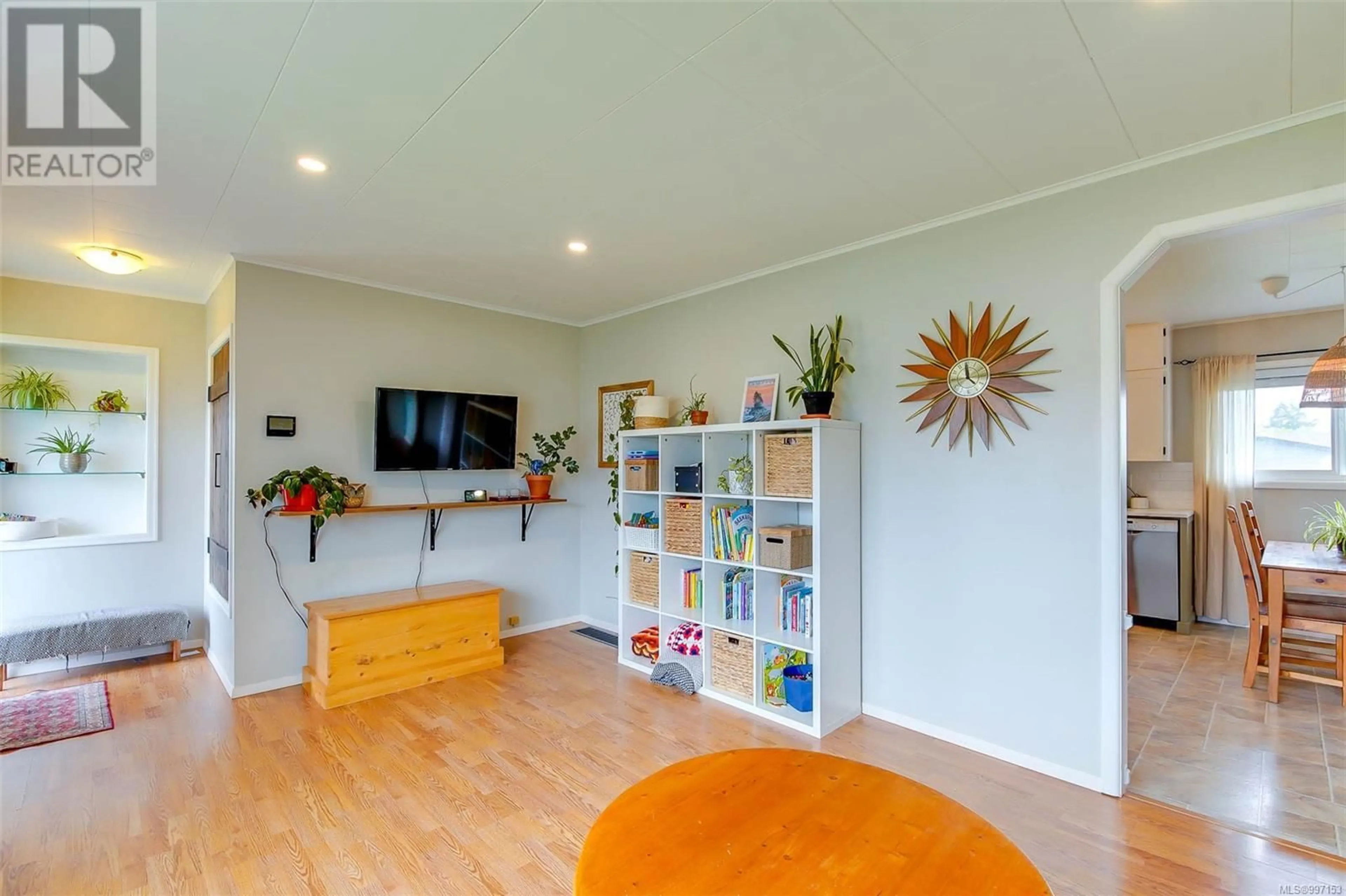 Living room with furniture, wood/laminate floor for 4486 8TH AVENUE, Port Alberni British Columbia V9Y4S7