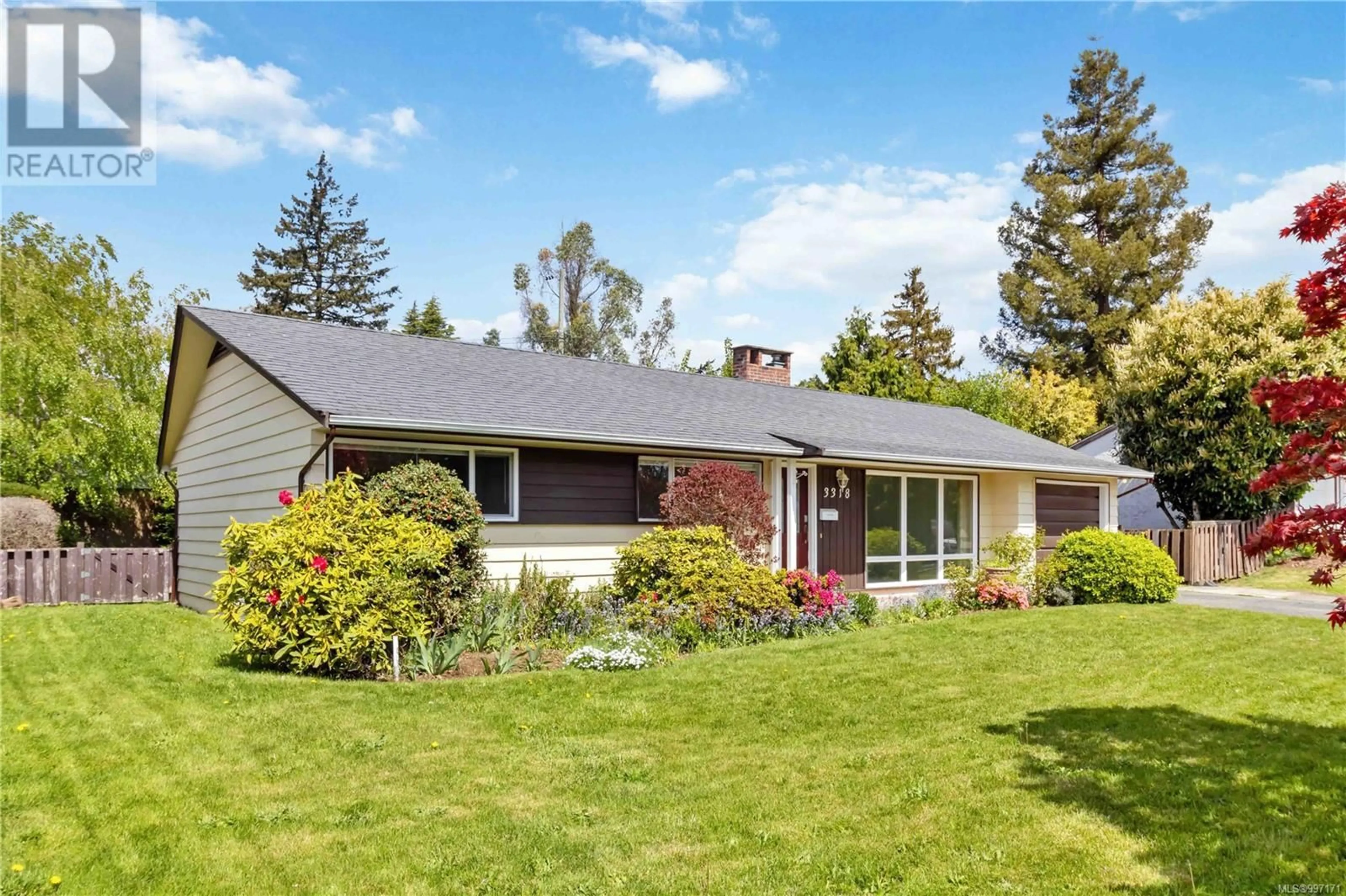 Home with vinyl exterior material, street for 3318 ROLSTON CRESCENT, Saanich British Columbia V8Z4N8