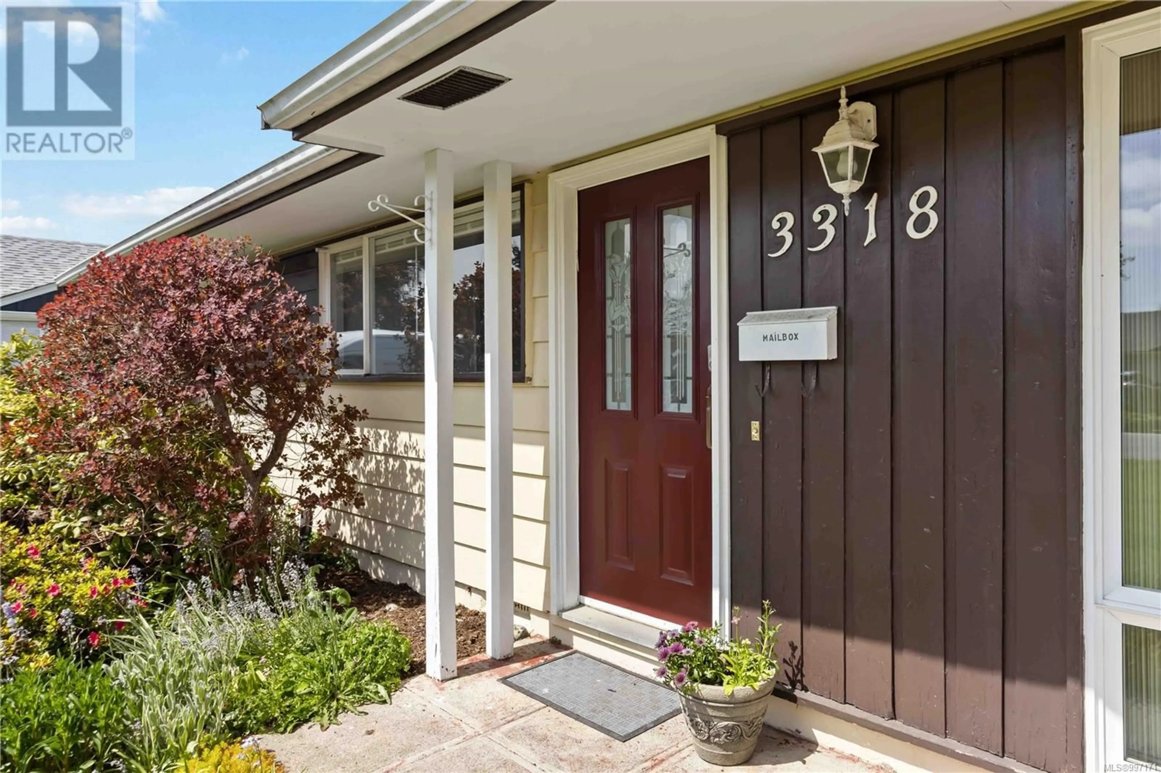 Indoor entryway for 3318 ROLSTON CRESCENT, Saanich British Columbia V8Z4N8