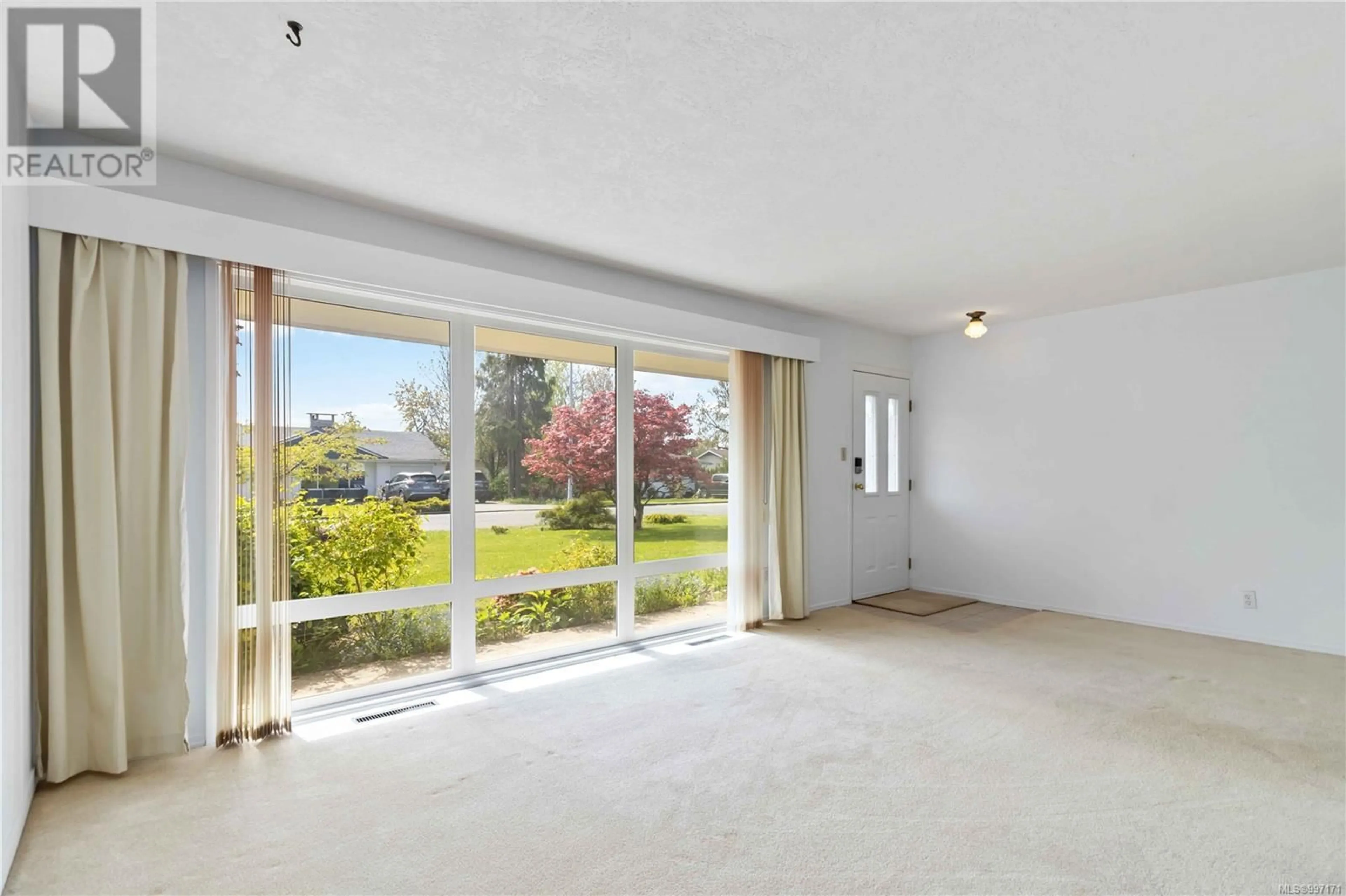 A pic of a room for 3318 ROLSTON CRESCENT, Saanich British Columbia V8Z4N8