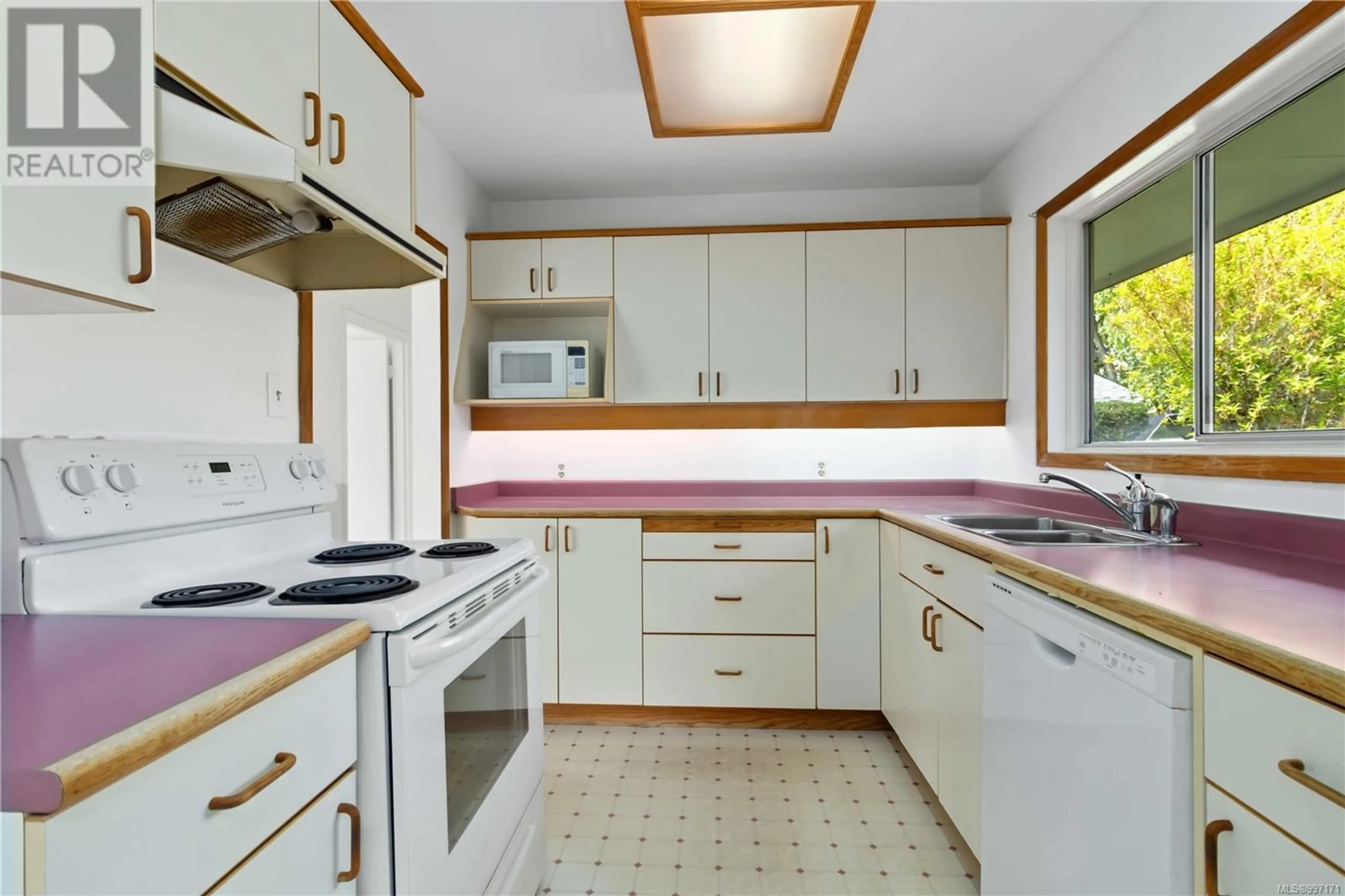 Standard kitchen, unknown for 3318 ROLSTON CRESCENT, Saanich British Columbia V8Z4N8