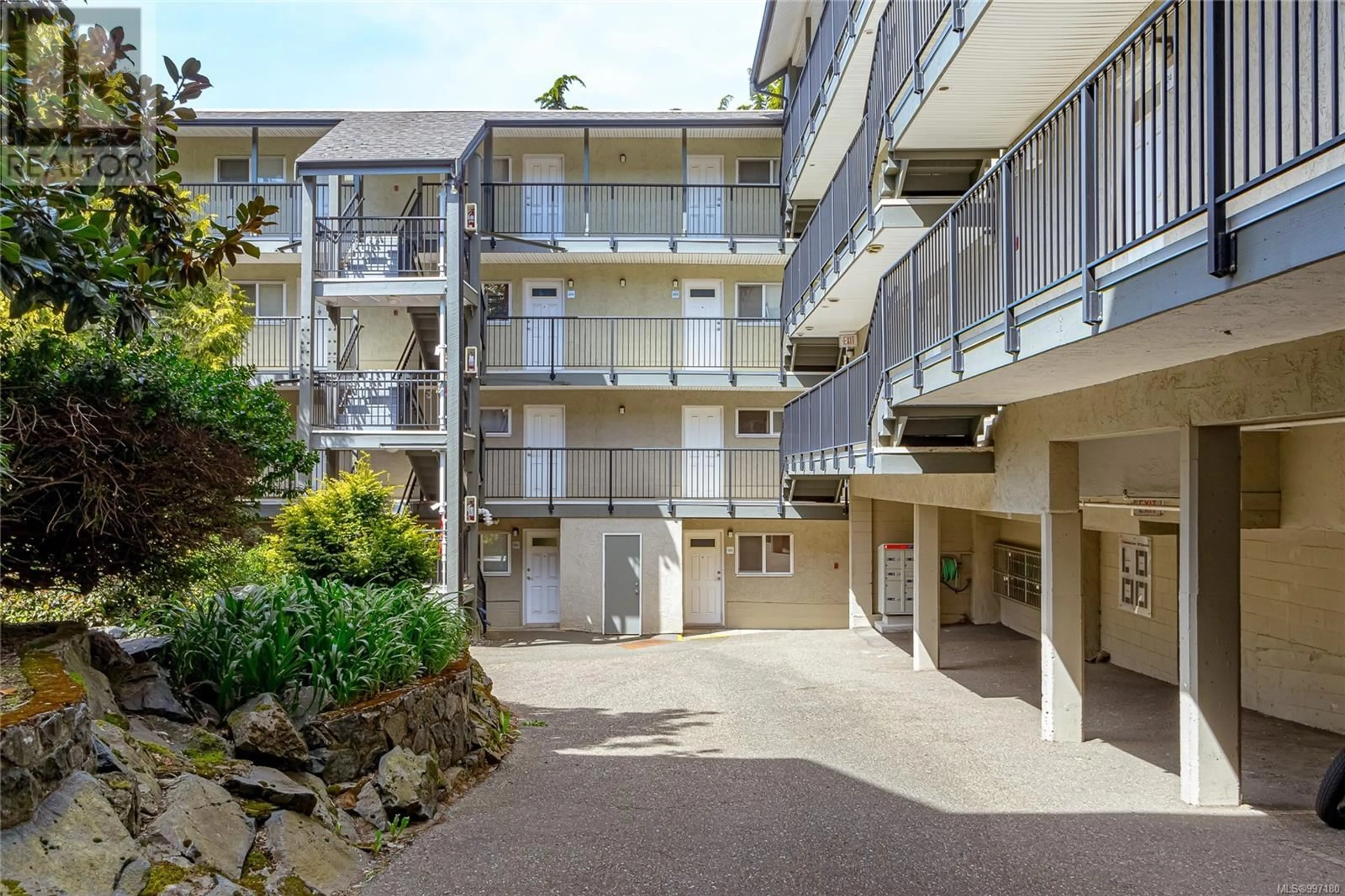Patio, unknown for 105 - 991 CLOVERDALE AVENUE, Saanich British Columbia V8X2T5