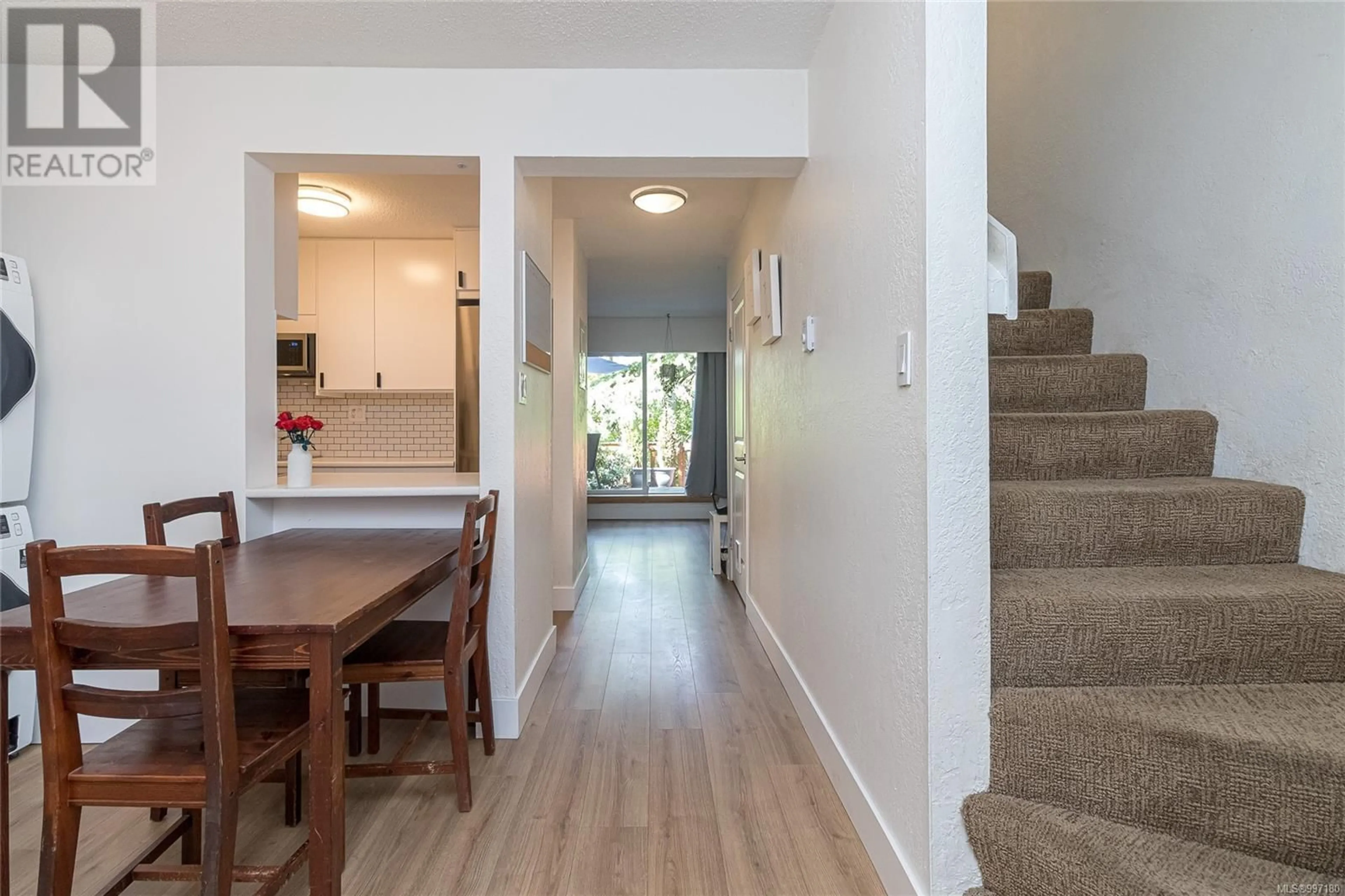 Indoor entryway for 105 - 991 CLOVERDALE AVENUE, Saanich British Columbia V8X2T5