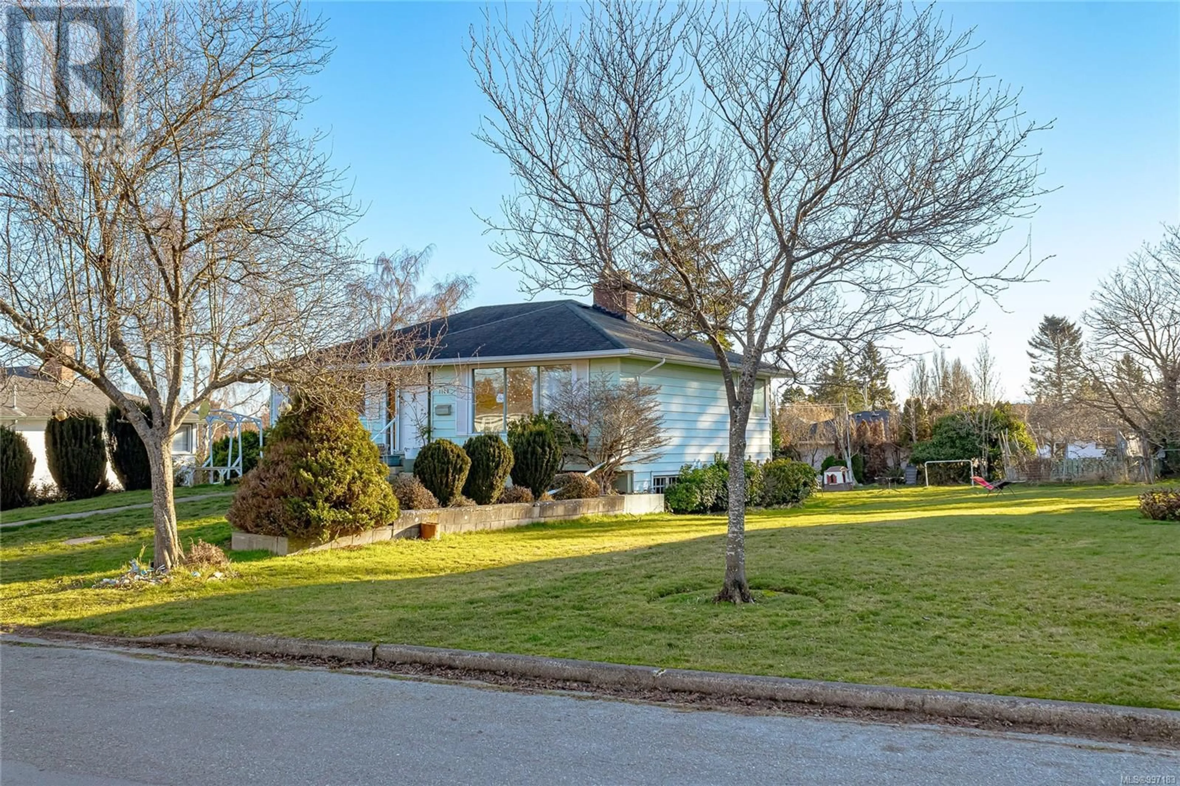 A pic from outside/outdoor area/front of a property/back of a property/a pic from drone, street for 1149 BEWDLEY AVENUE, Esquimalt British Columbia V5A5N2