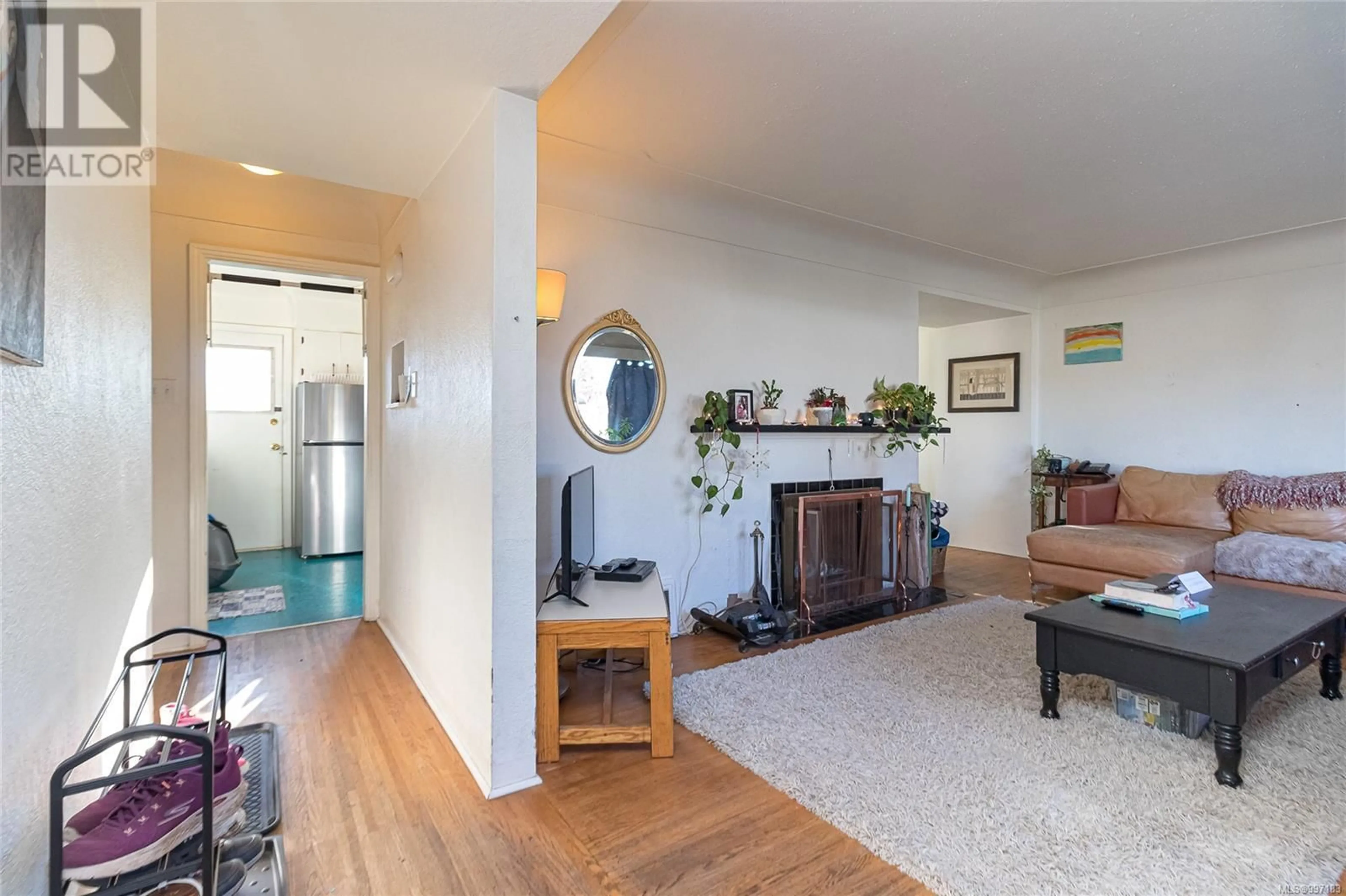 Living room with furniture, wood/laminate floor for 1149 BEWDLEY AVENUE, Esquimalt British Columbia V5A5N2