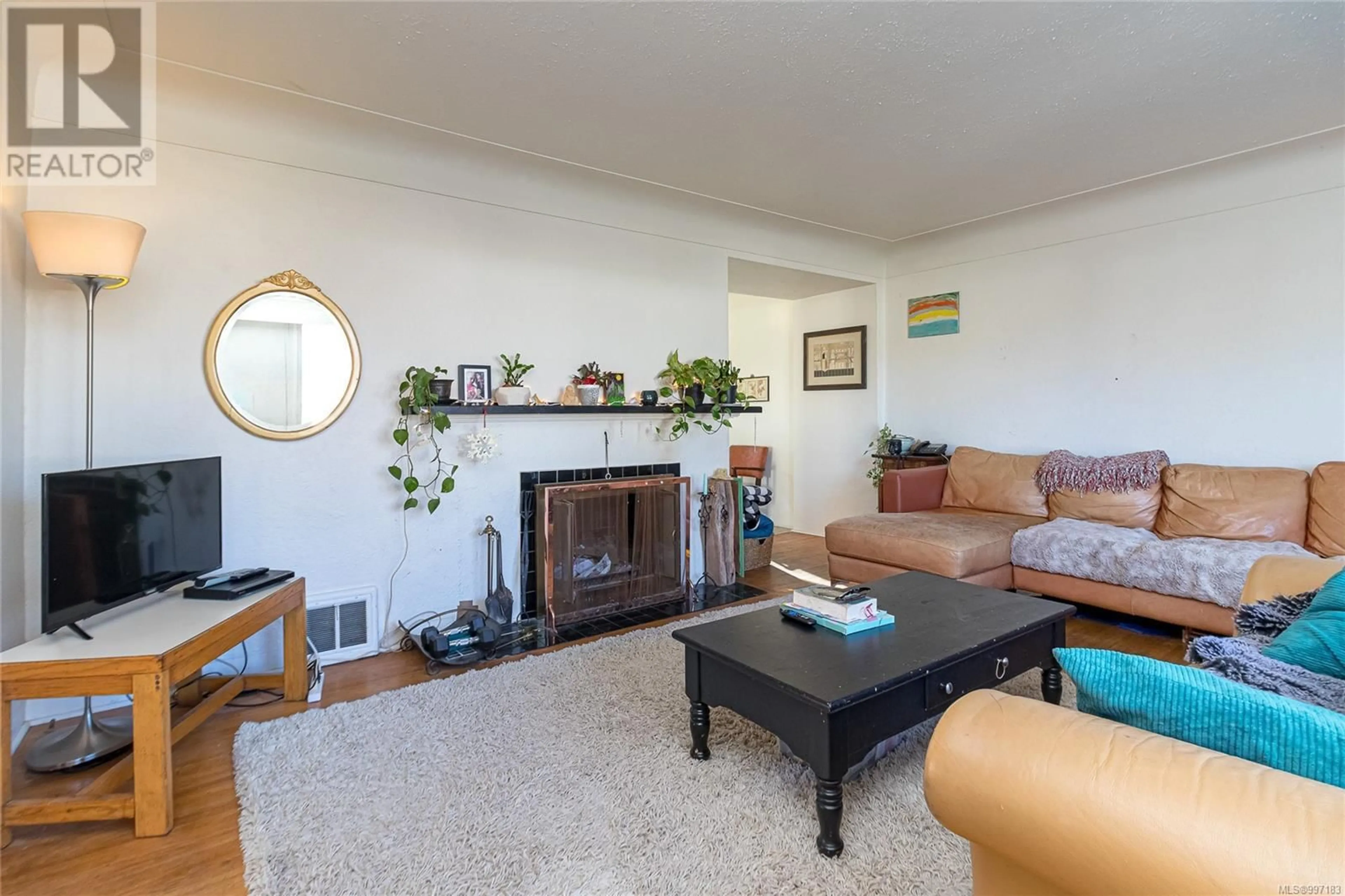 Living room with furniture, unknown for 1149 BEWDLEY AVENUE, Esquimalt British Columbia V5A5N2
