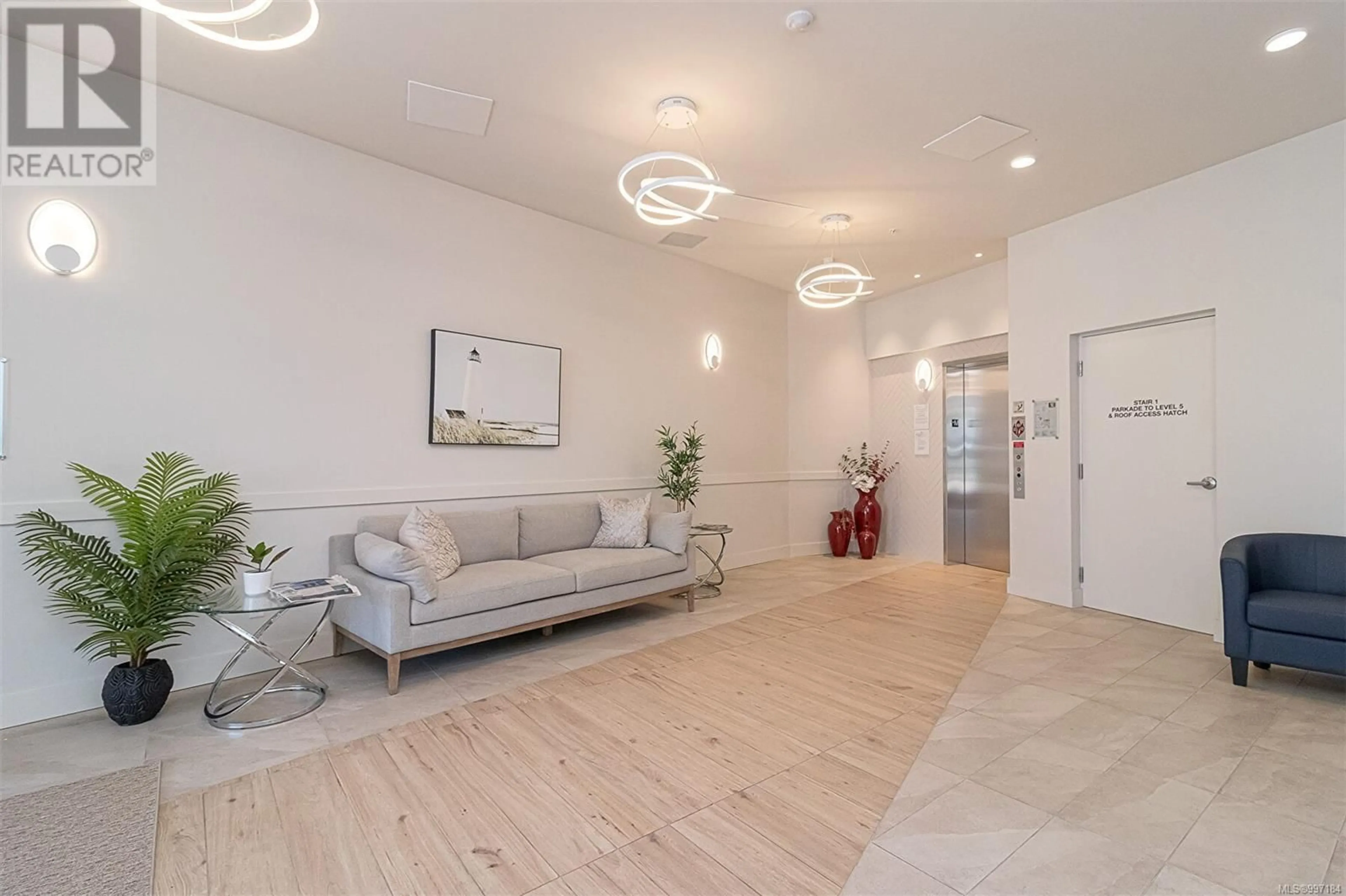 Indoor foyer for 203 - 9818 FOURTH STREET, Sidney British Columbia V8L2Z3