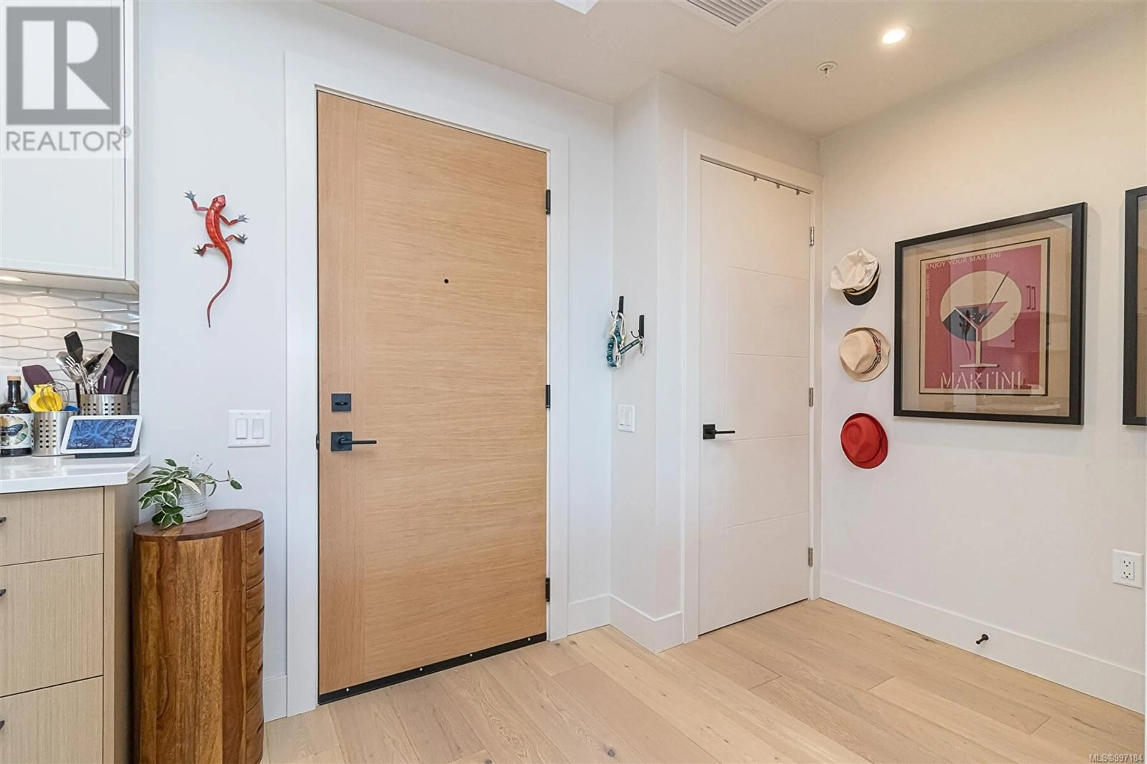 Indoor entryway for 203 - 9818 FOURTH STREET, Sidney British Columbia V8L2Z3