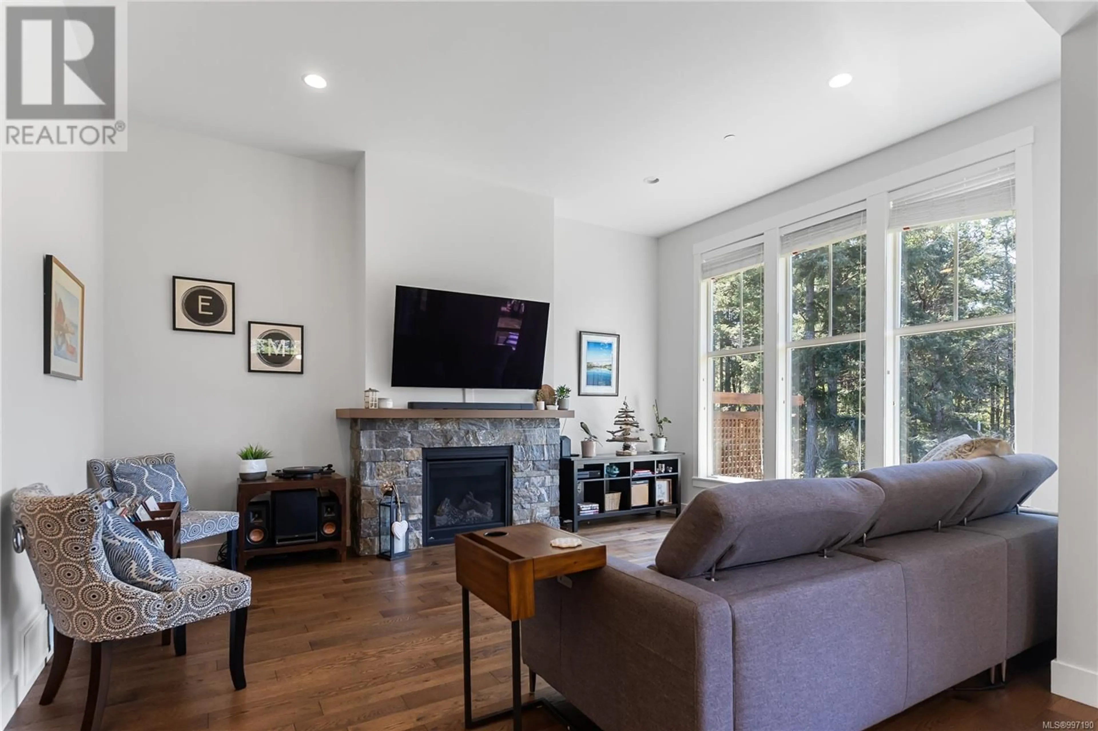 Living room with furniture, wood/laminate floor for 5021 CURRIE PLACE, Nanaimo British Columbia V9V0B3