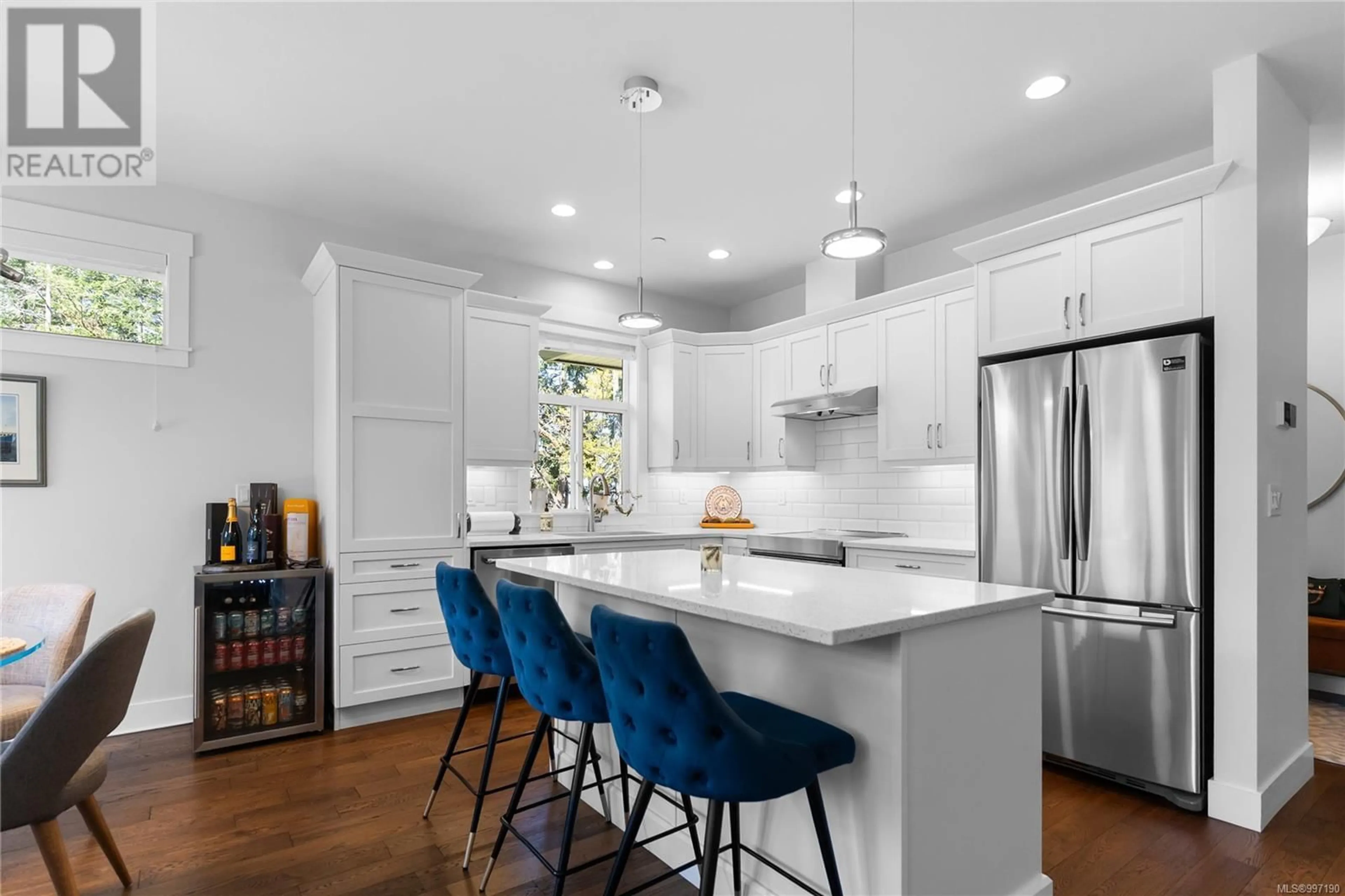Contemporary kitchen, ceramic/tile floor for 5021 CURRIE PLACE, Nanaimo British Columbia V9V0B3